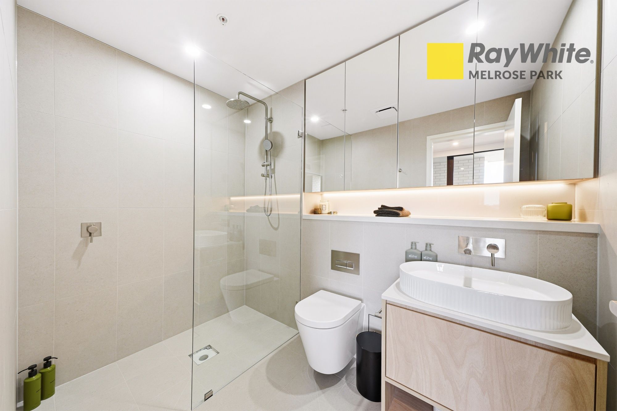 Brand NEW| Melrose Central| Luxury Living| Unbeatable Connectivity — photo 4 of 13
