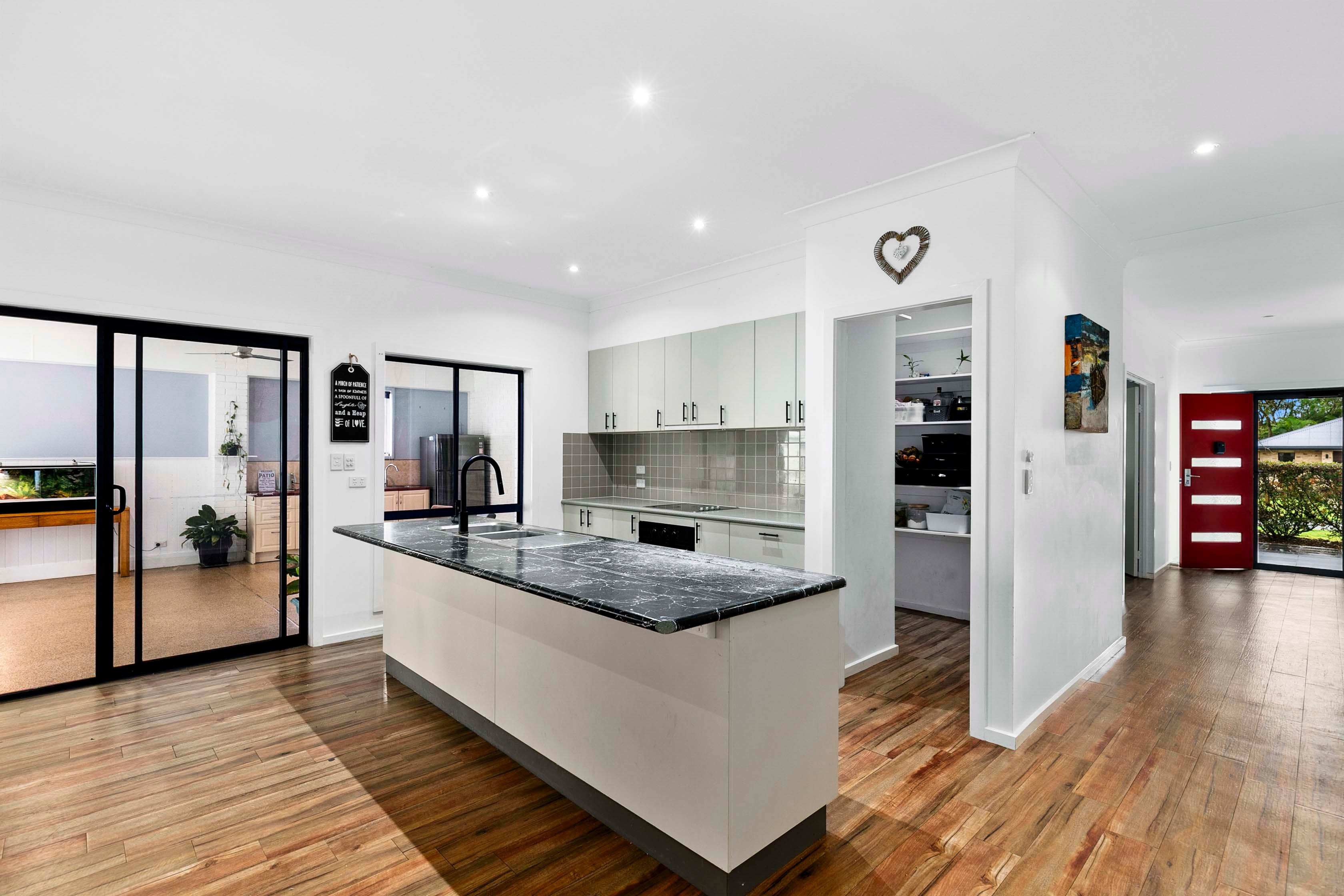 15 Amstal Avenue — photo 6 of 28