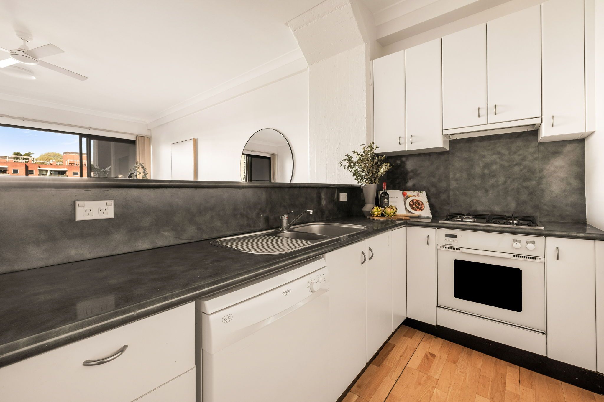 401/188 Chalmers Street — photo 5 of 13