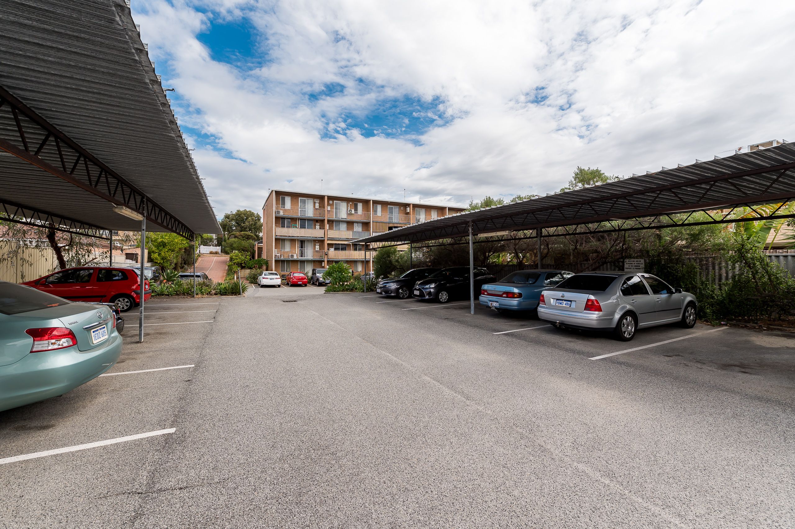 GROUND FLOOR UNIT RIGHT IN THE HEART OF MAYLANDS — photo 3 of 6