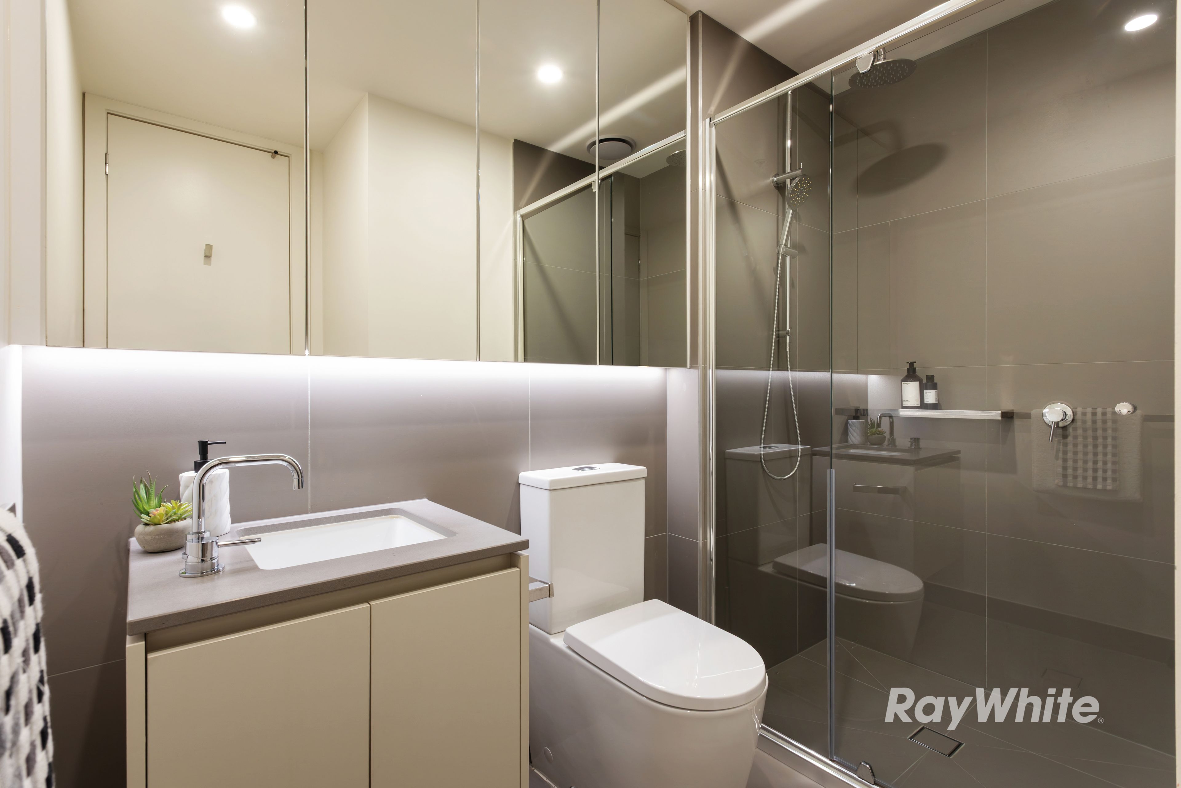 802/16 Woorayl Street — photo 9 of 14