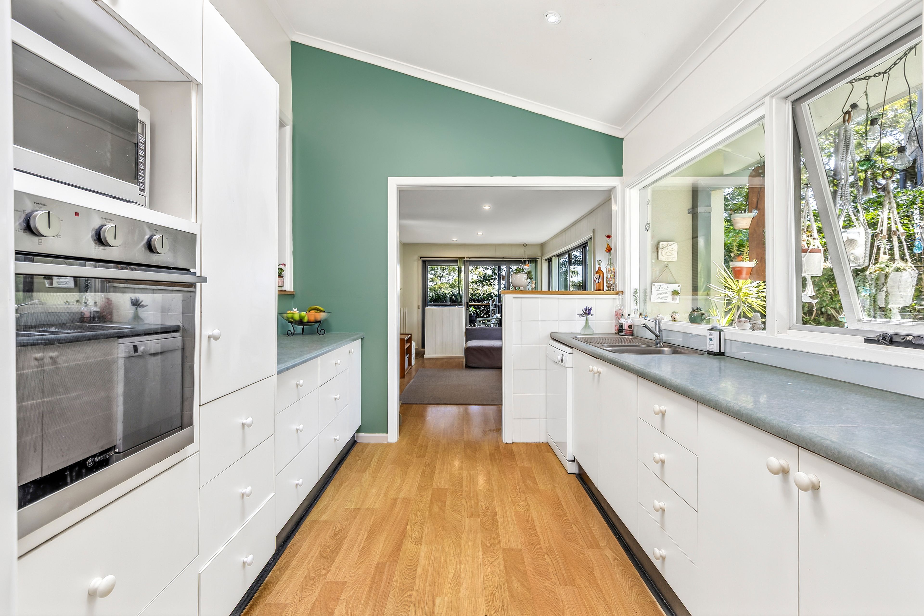 Wonderfully versatile and secluded family sanctuary in a whisper-quiet cul-de-sac with expansive bushland panoramas — photo 5 of 9