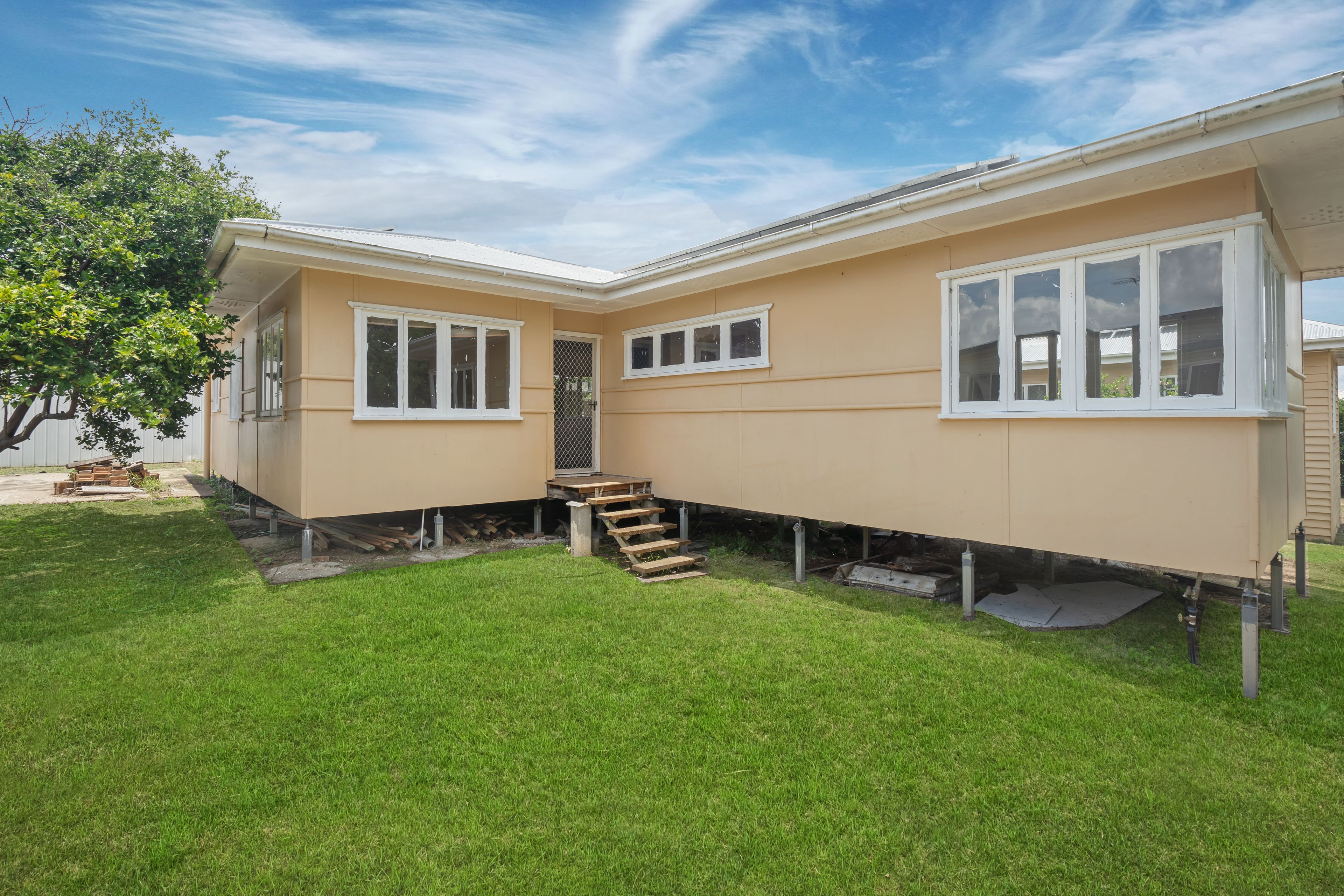 9 Larsen Street, Leichhardt, QLD 4305