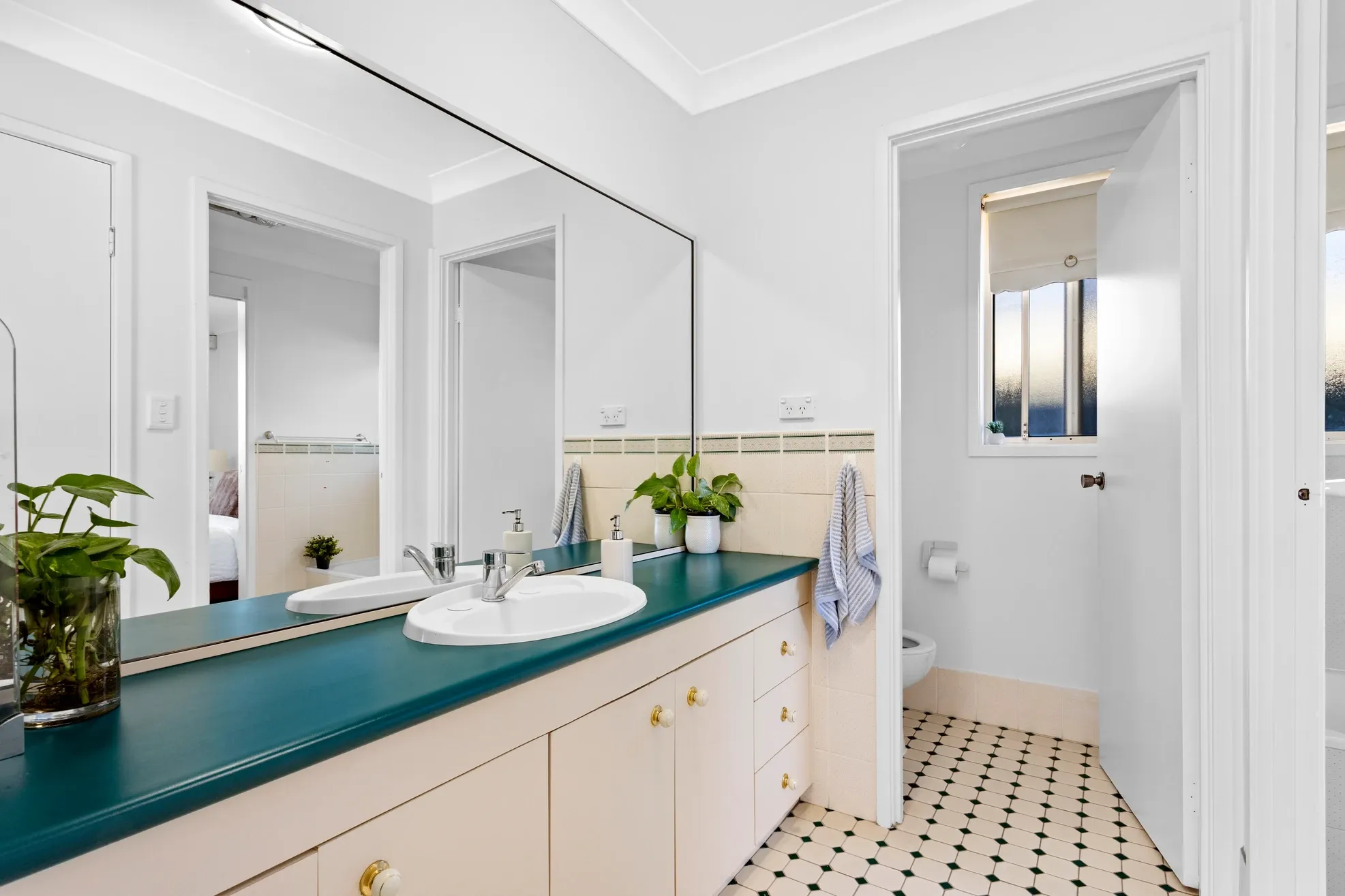 39 Manorhouse Boulevard — photo 8 of 11