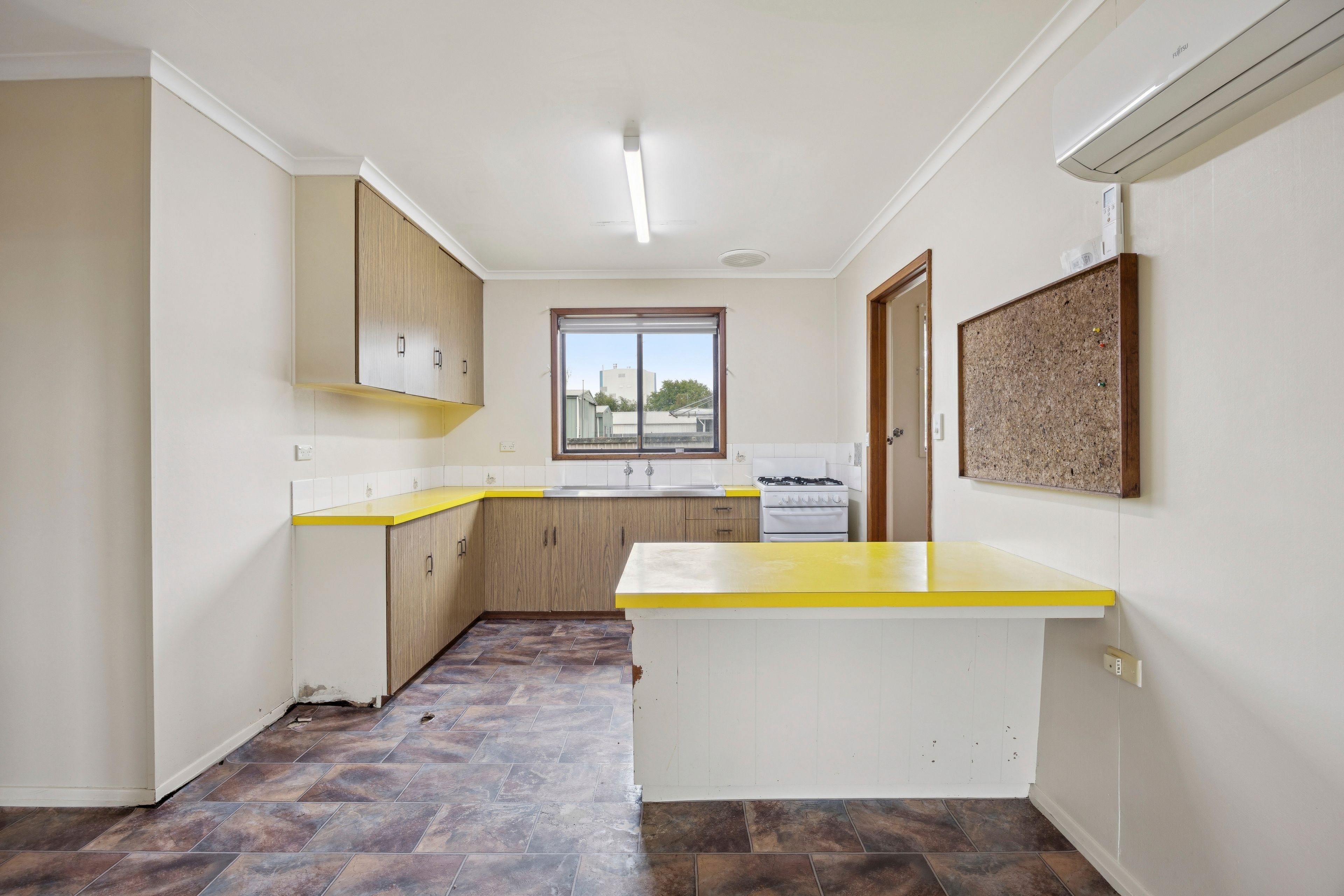 2/11 Mckenzie Street — photo 3 of 9