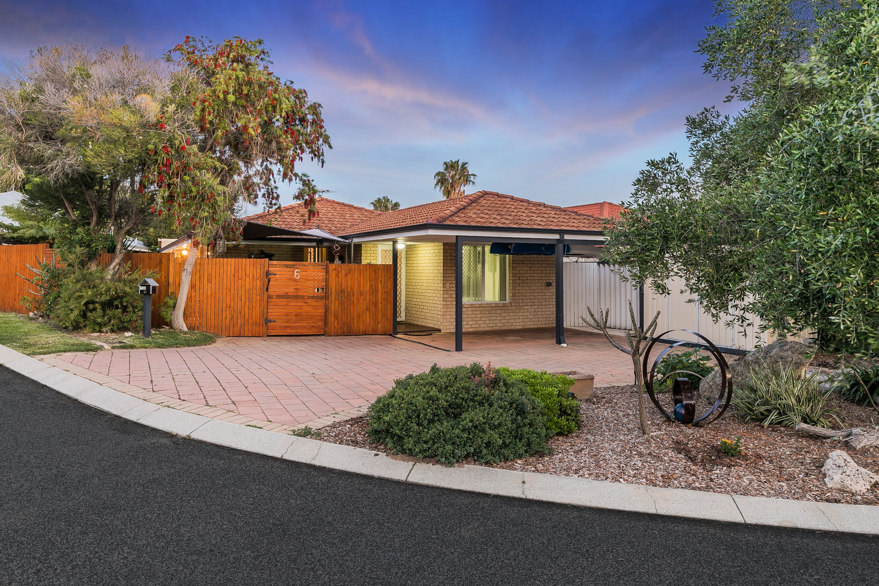 6 Manuel Close, Hamilton Hill WA 6163