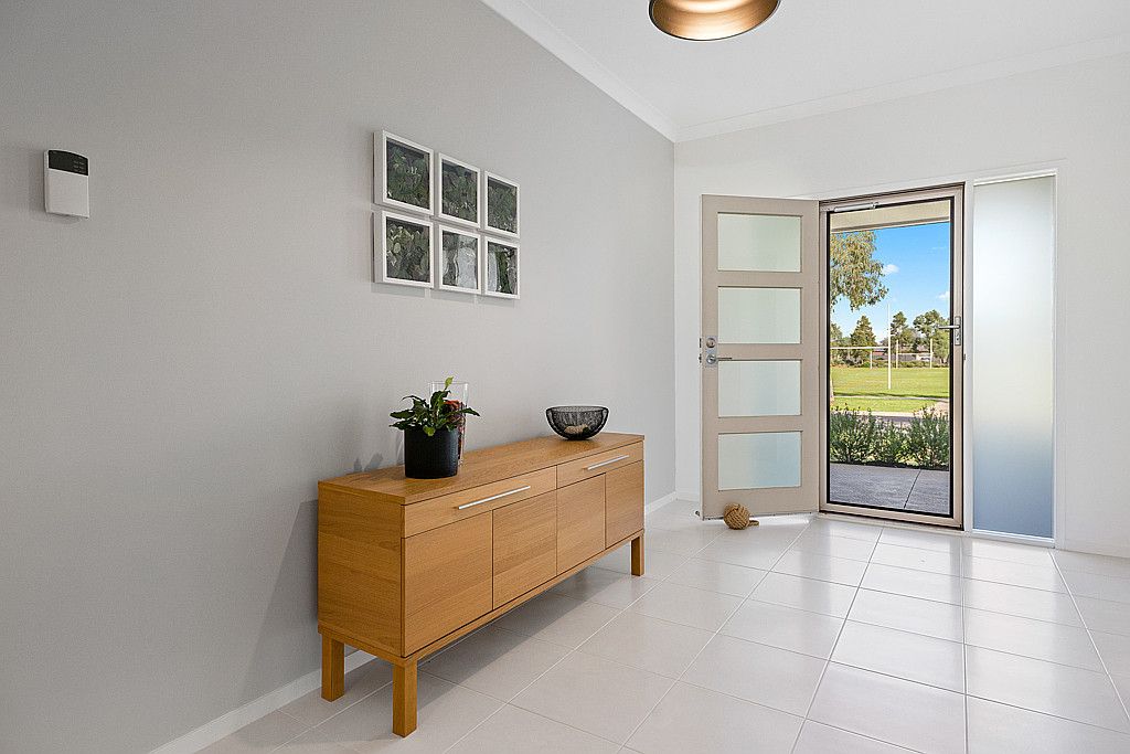 12 McHaffie Terrace, MANOR LAKES, VIC 3024