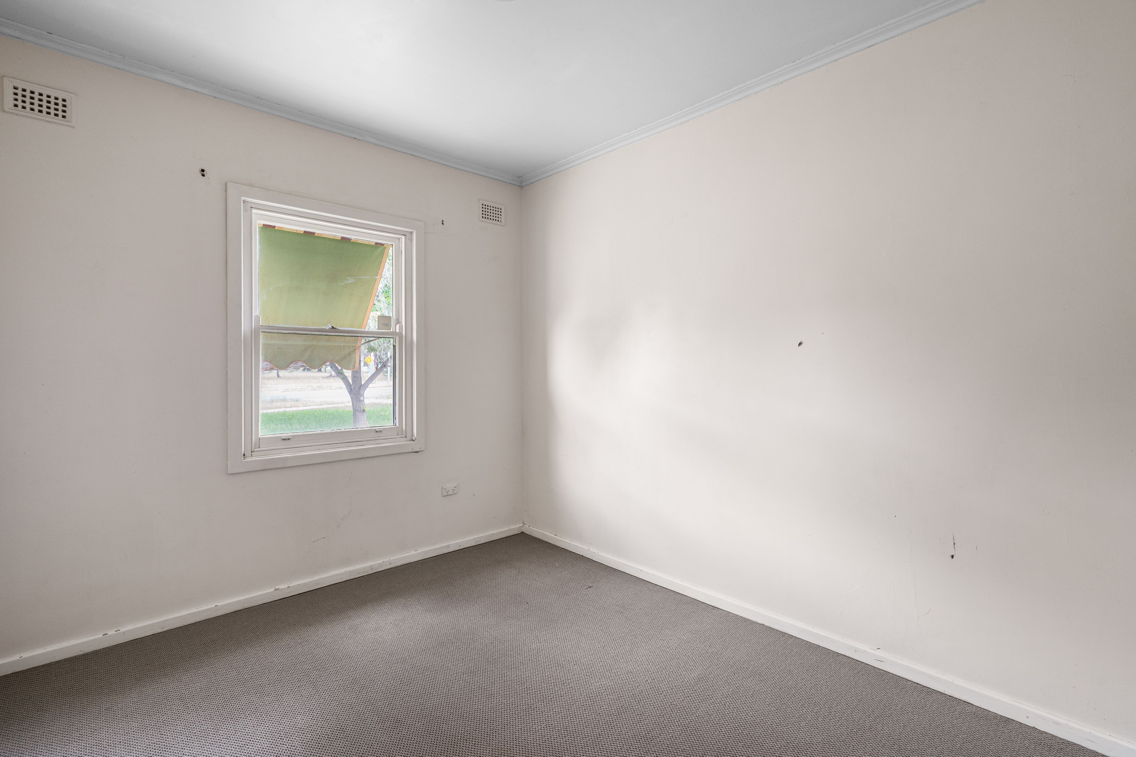 219 Hogarth Road — photo 8 of 16