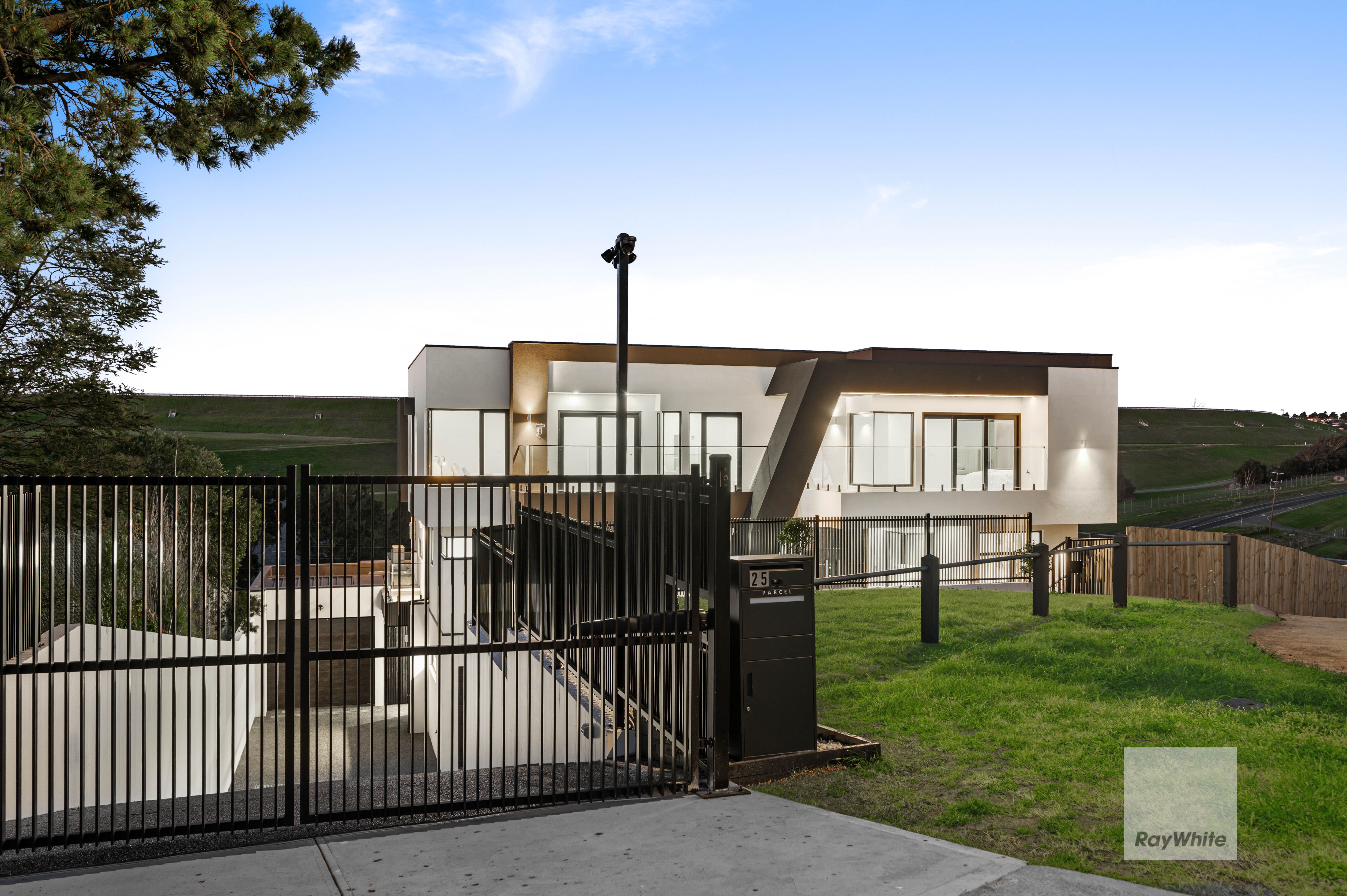 25 Bridlington Drive, Greenvale, VIC 3059