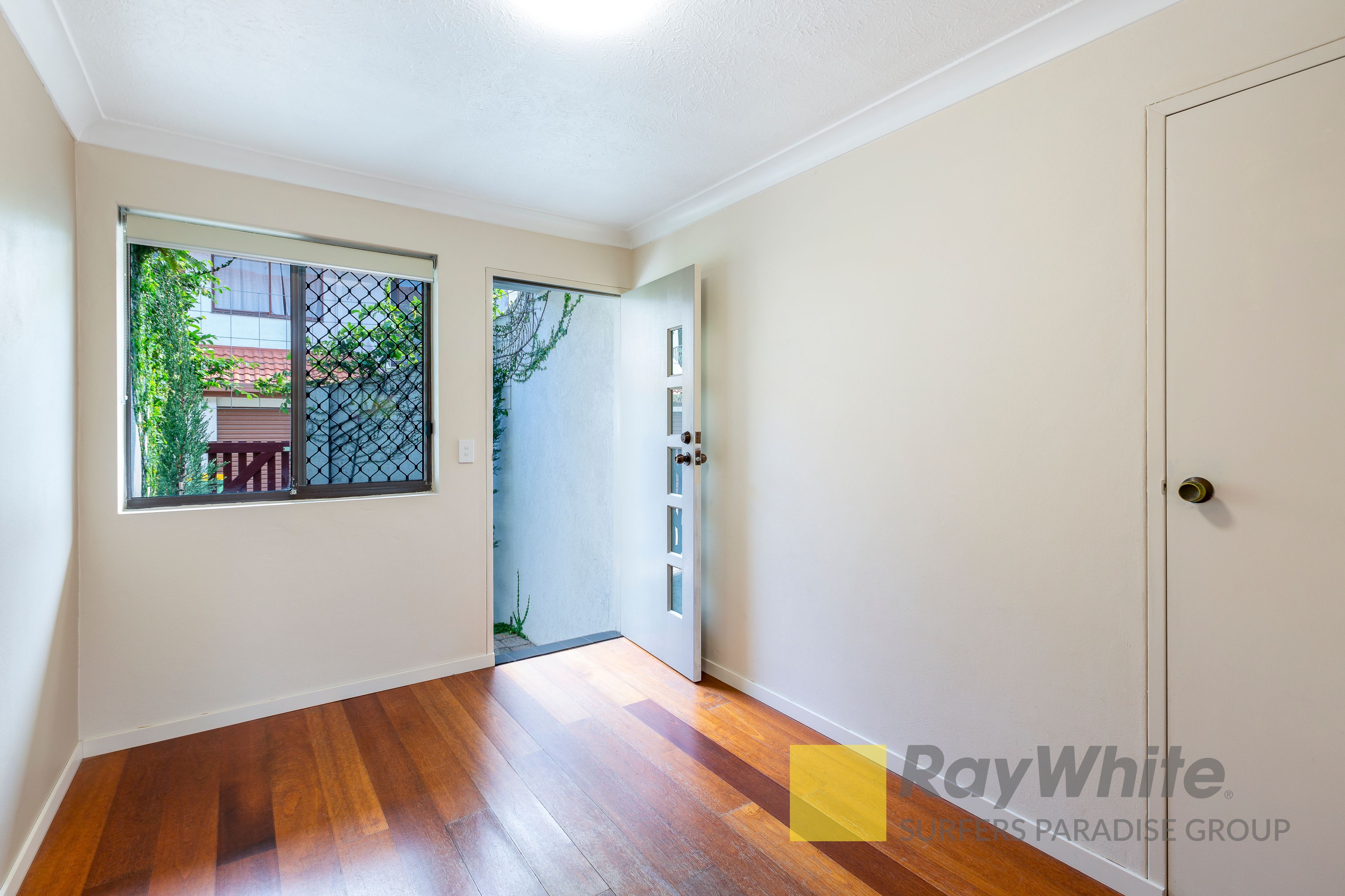 2/5 Aquila Court, Mermaid Waters, QLD 4218
