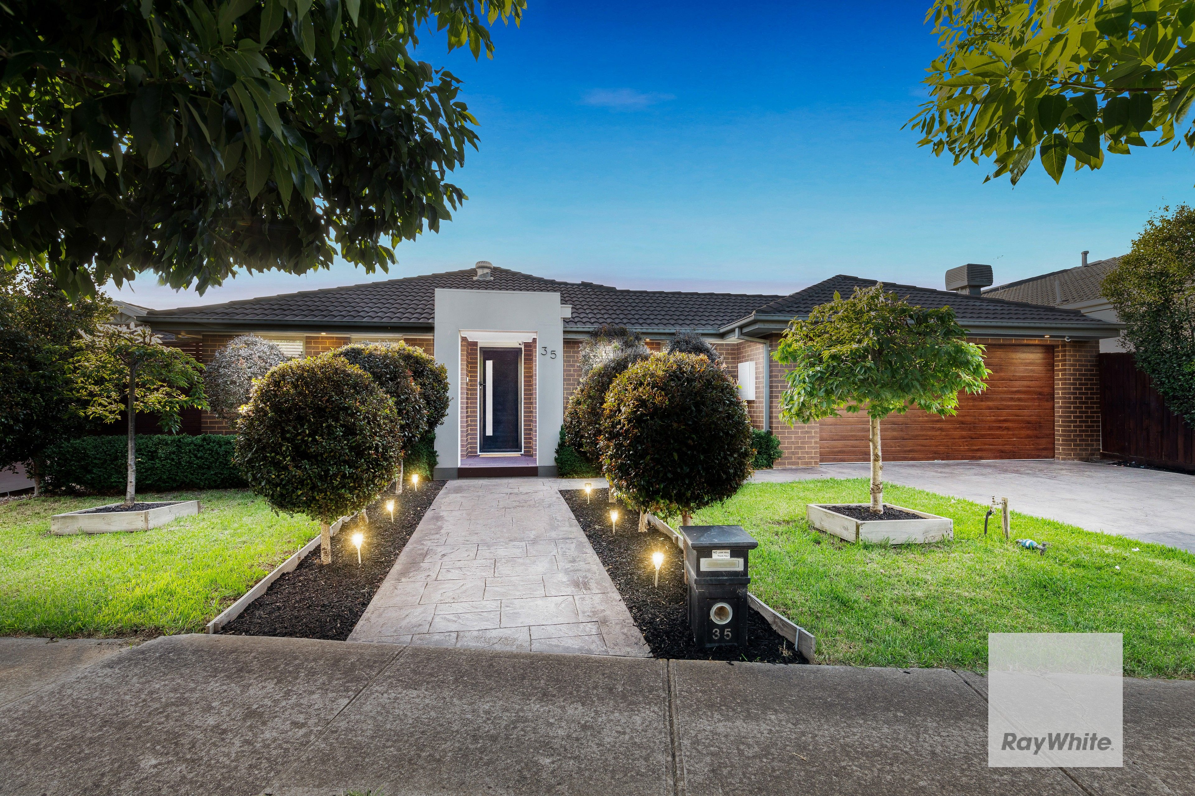 35 Lucas Terrace, Taylors Hill VIC 3037