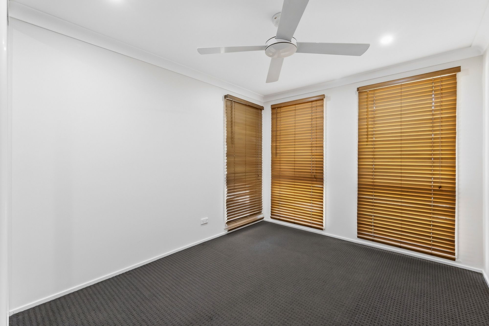 55 Warburton Crescent — photo 8 of 15