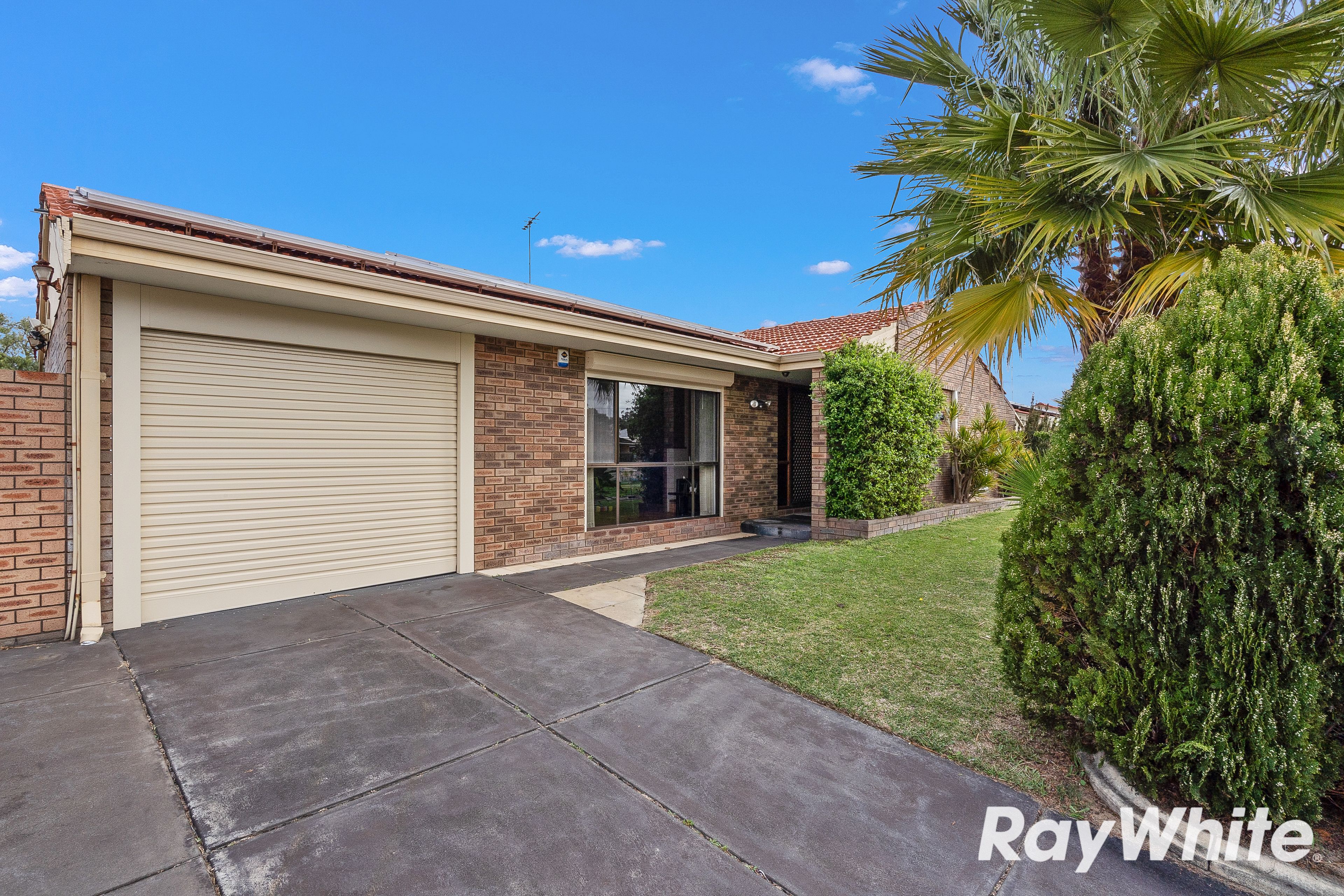 28 Denham Street , Dudley Park WA 6210