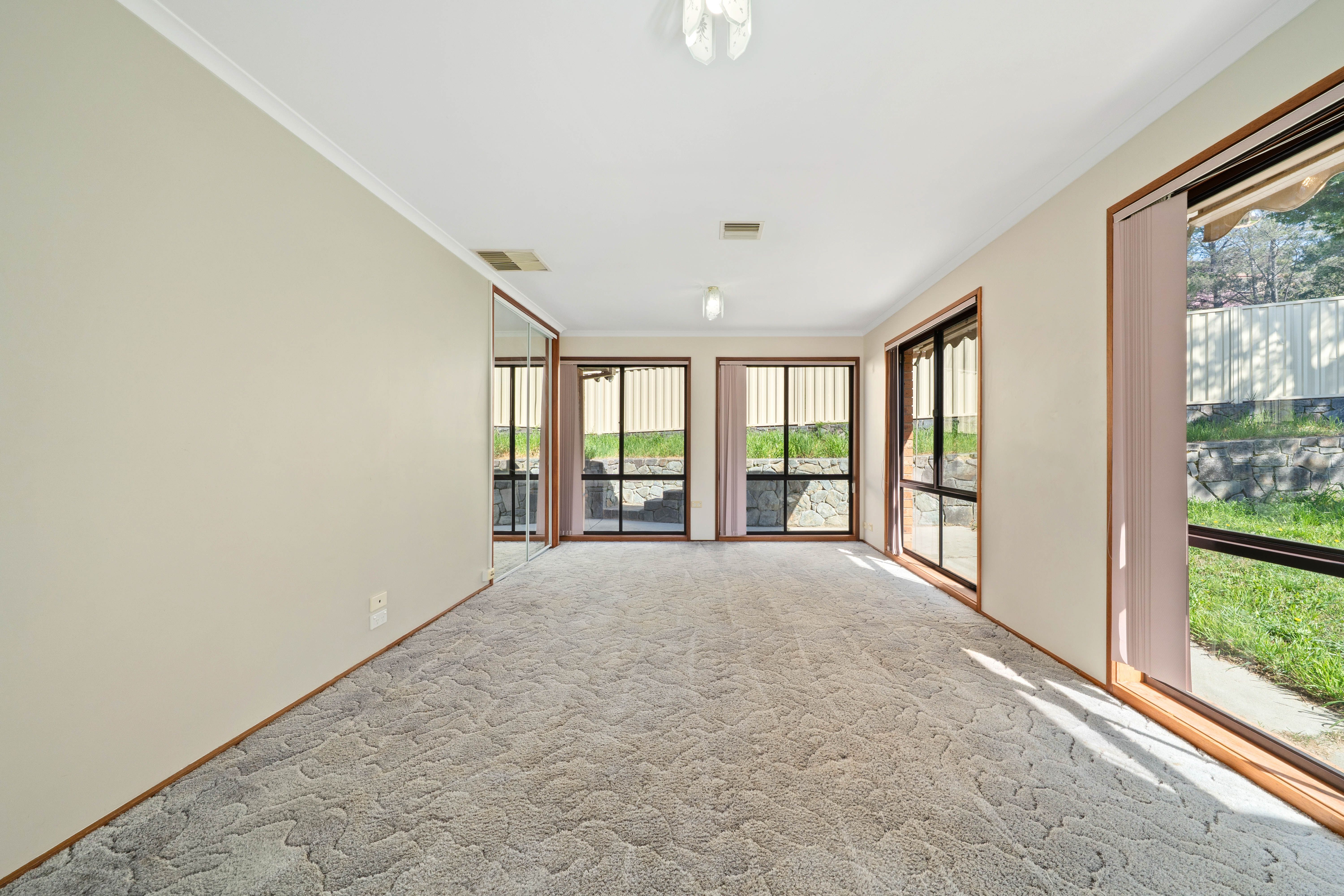 60 Vonwiller Crescent — photo 9 of 25