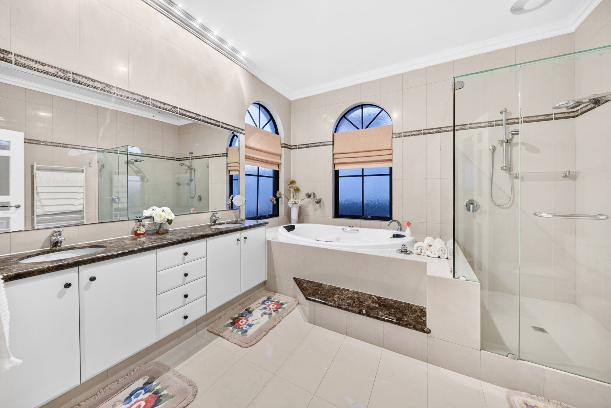 A Grand Entertainer with Endless Views — photo 11 of 30