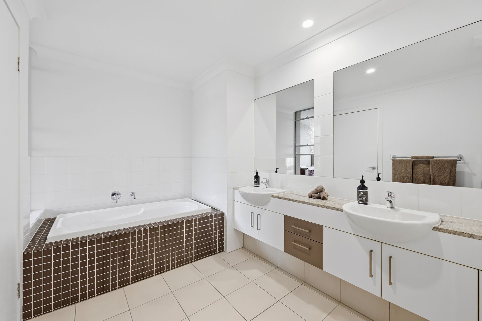 4/10 Valbonne Avenue — photo 17 of 26