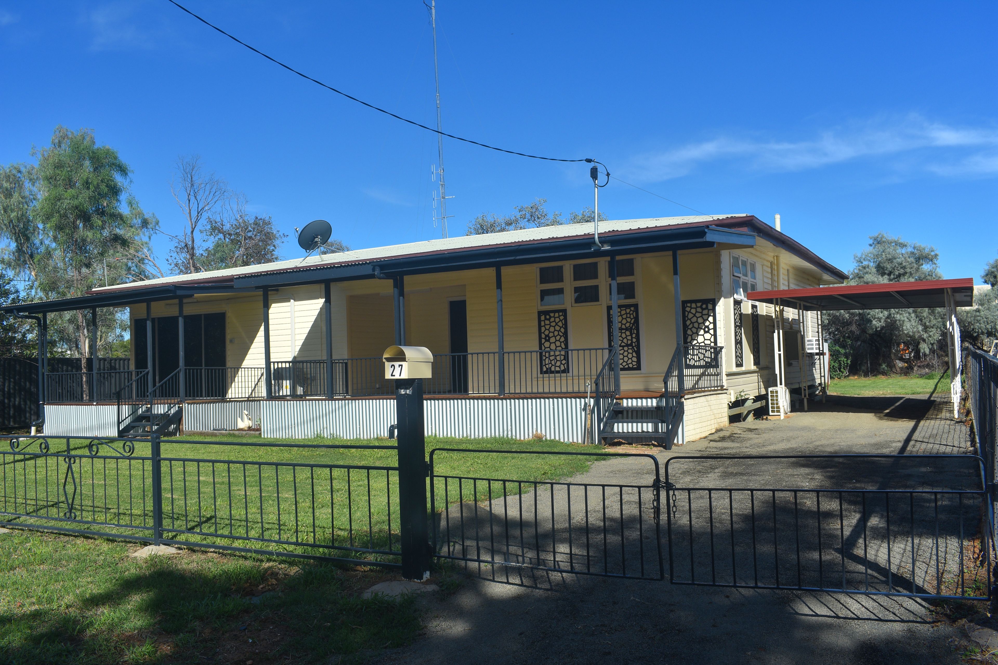27 Coronation Drive, Blackall QLD 4472