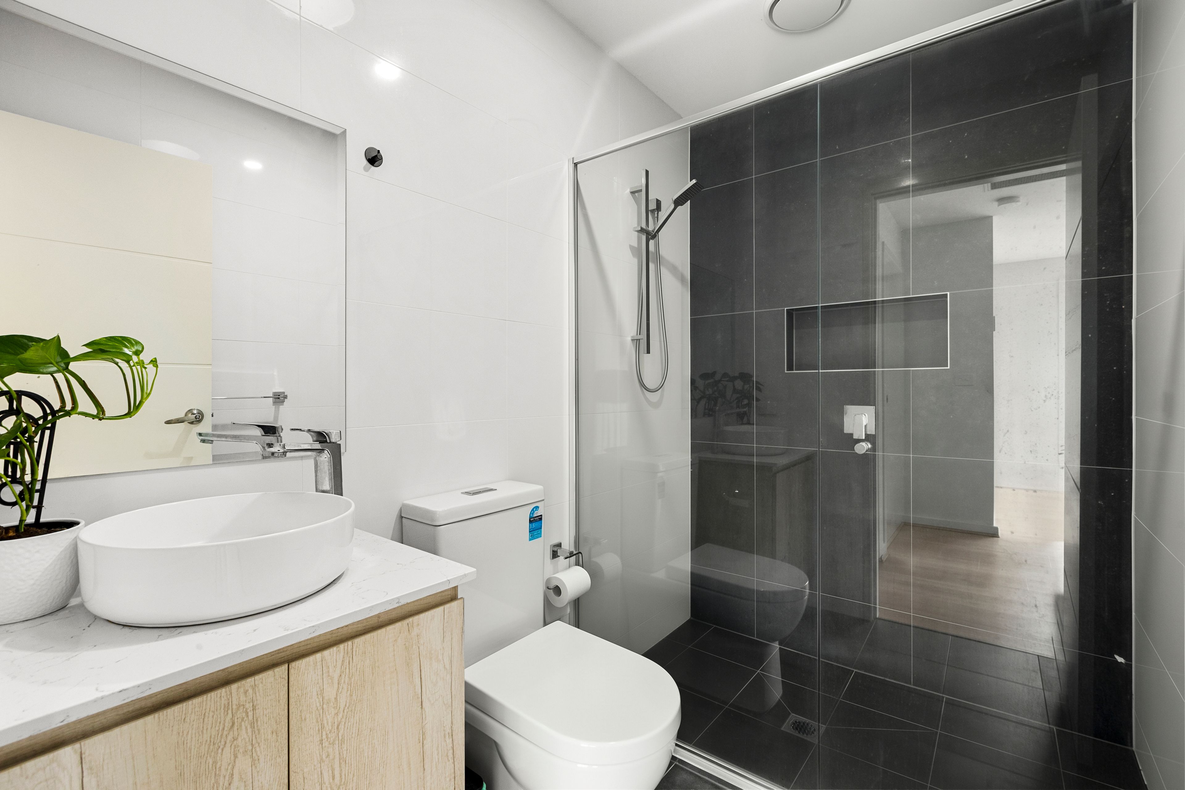 A Stylish Family Retreat Within 2 Minutes Walking Distance to Yarra Park Playground | Within Schofields Public School Catchment! — photo 13 of 17