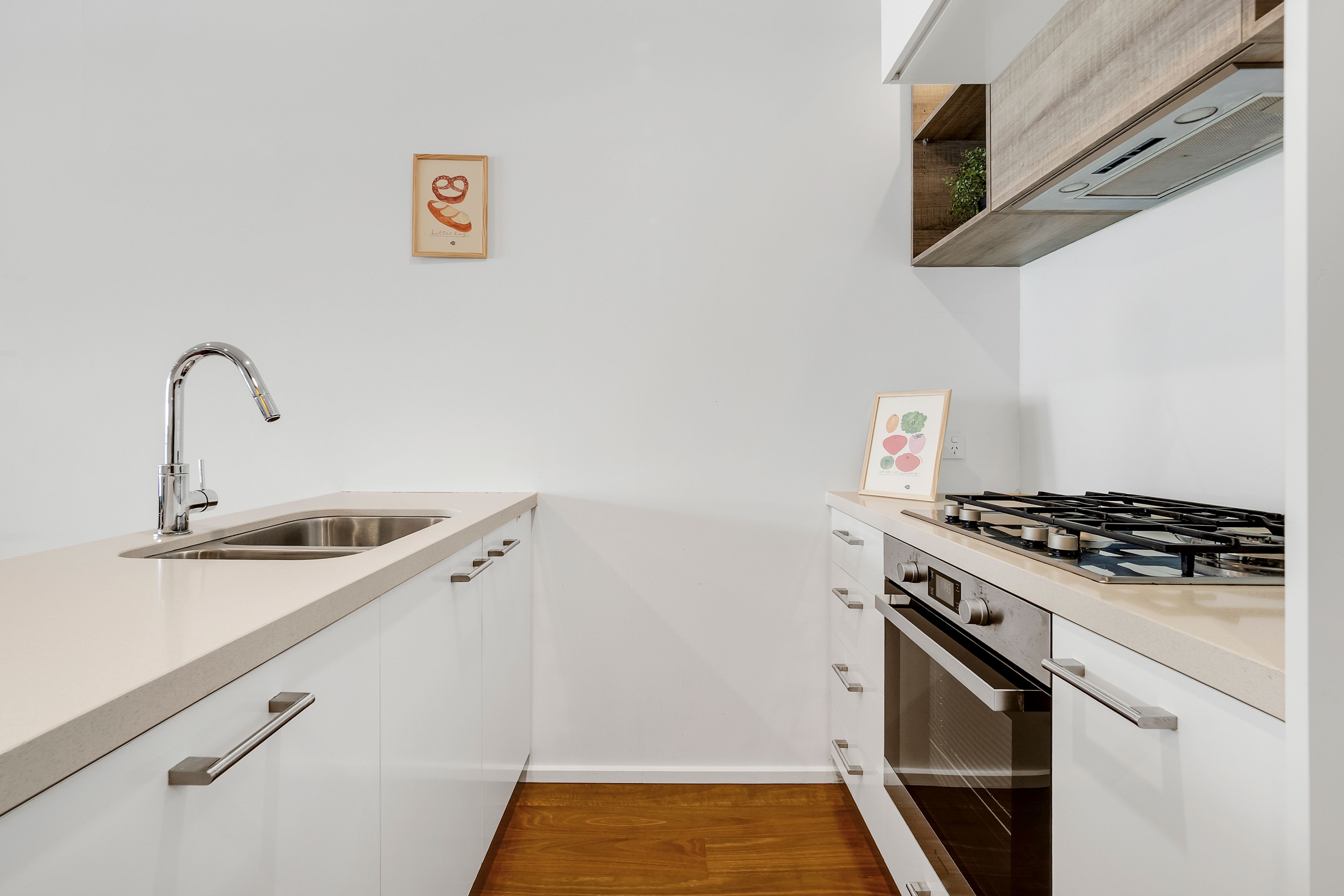 10902/16 Edmondstone Street — photo 4 of 14