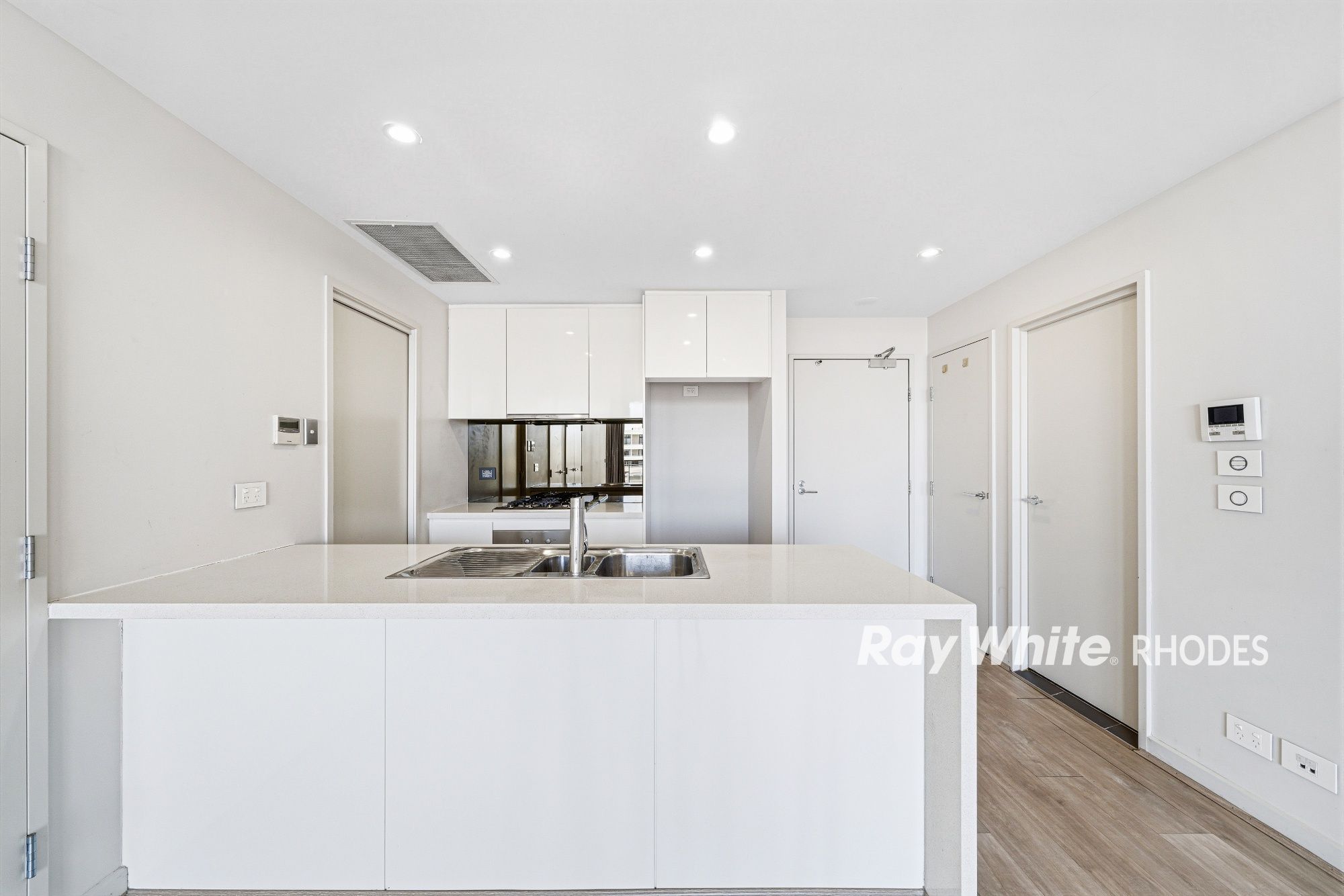 706B/3 Timbrol Avenue — photo 8 of 13