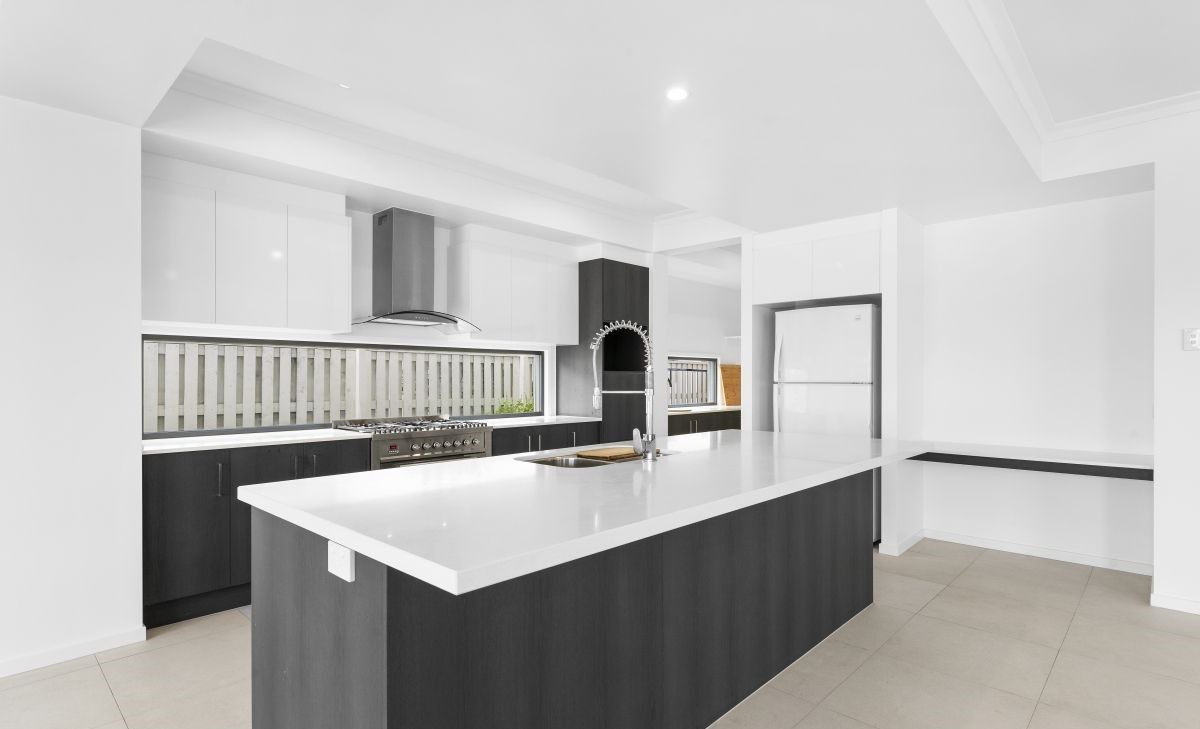 12 Lakeview Boulevard, Mermaid Waters, QLD 4218