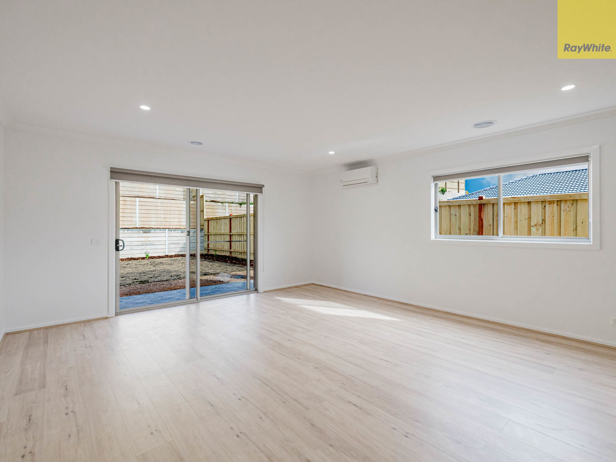 8 Valda Crescent — photo 5 of 14