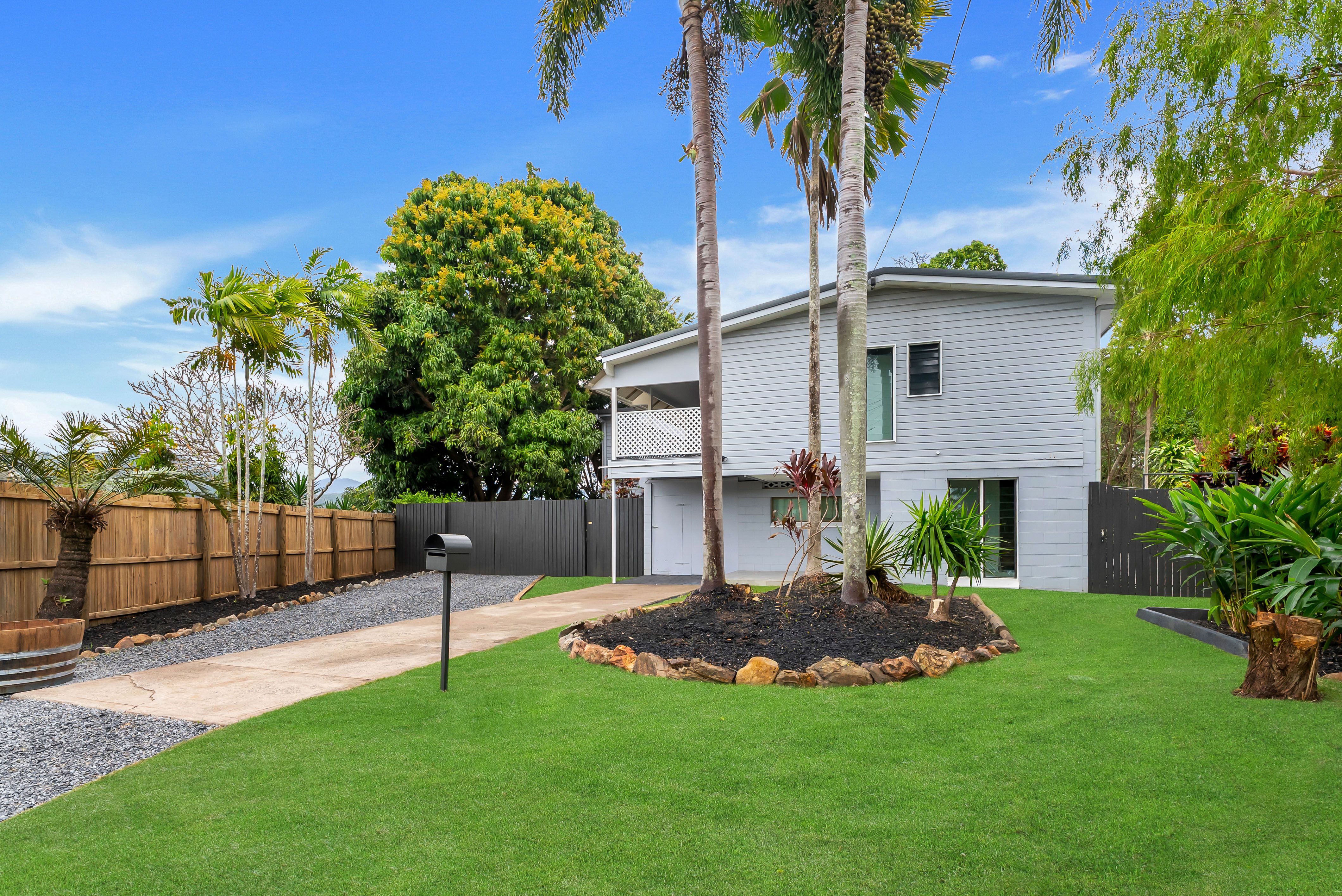 11 Banksia Close, Holloways Beach QLD 4878