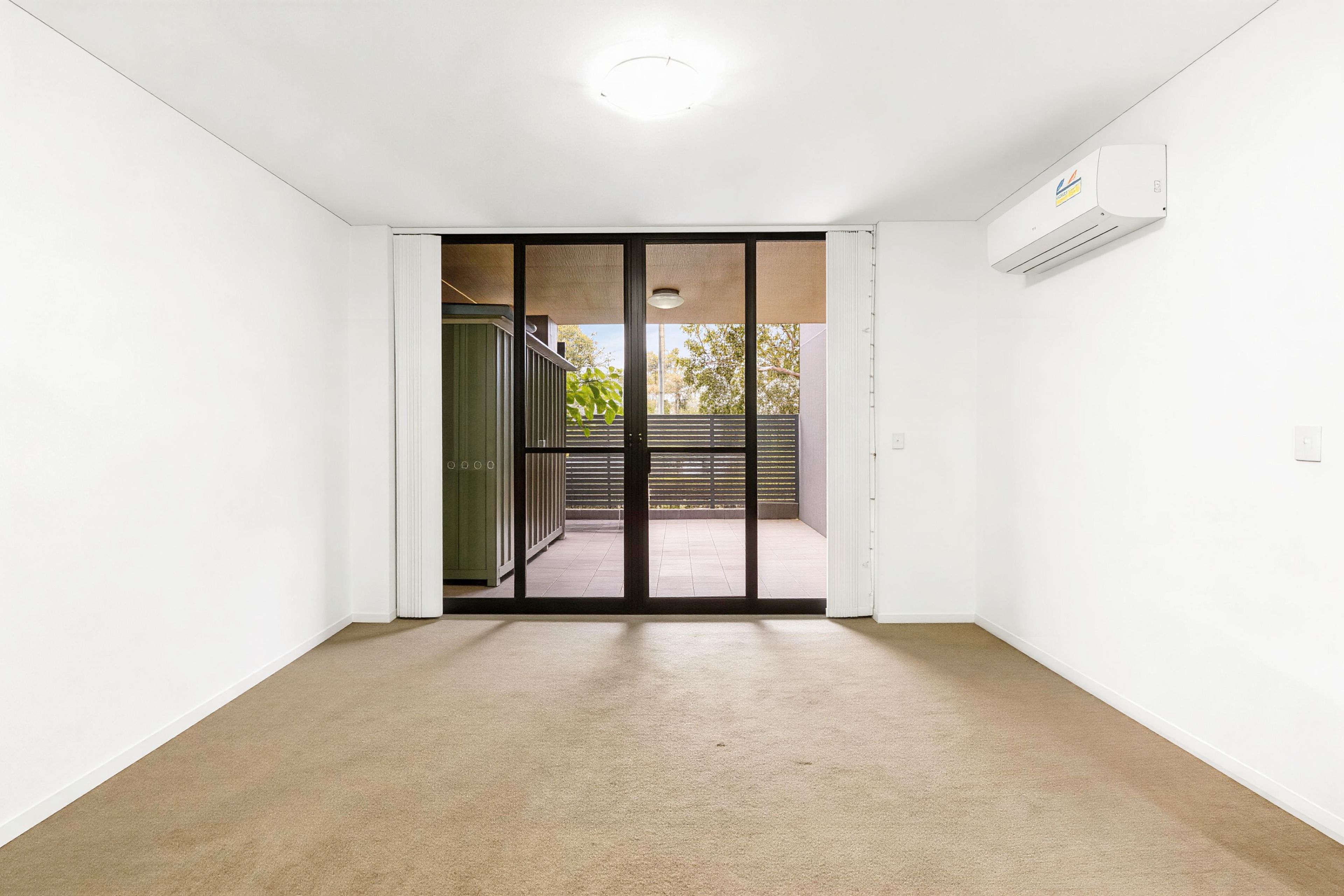 1030/8C Junction Street — photo 3 of 12