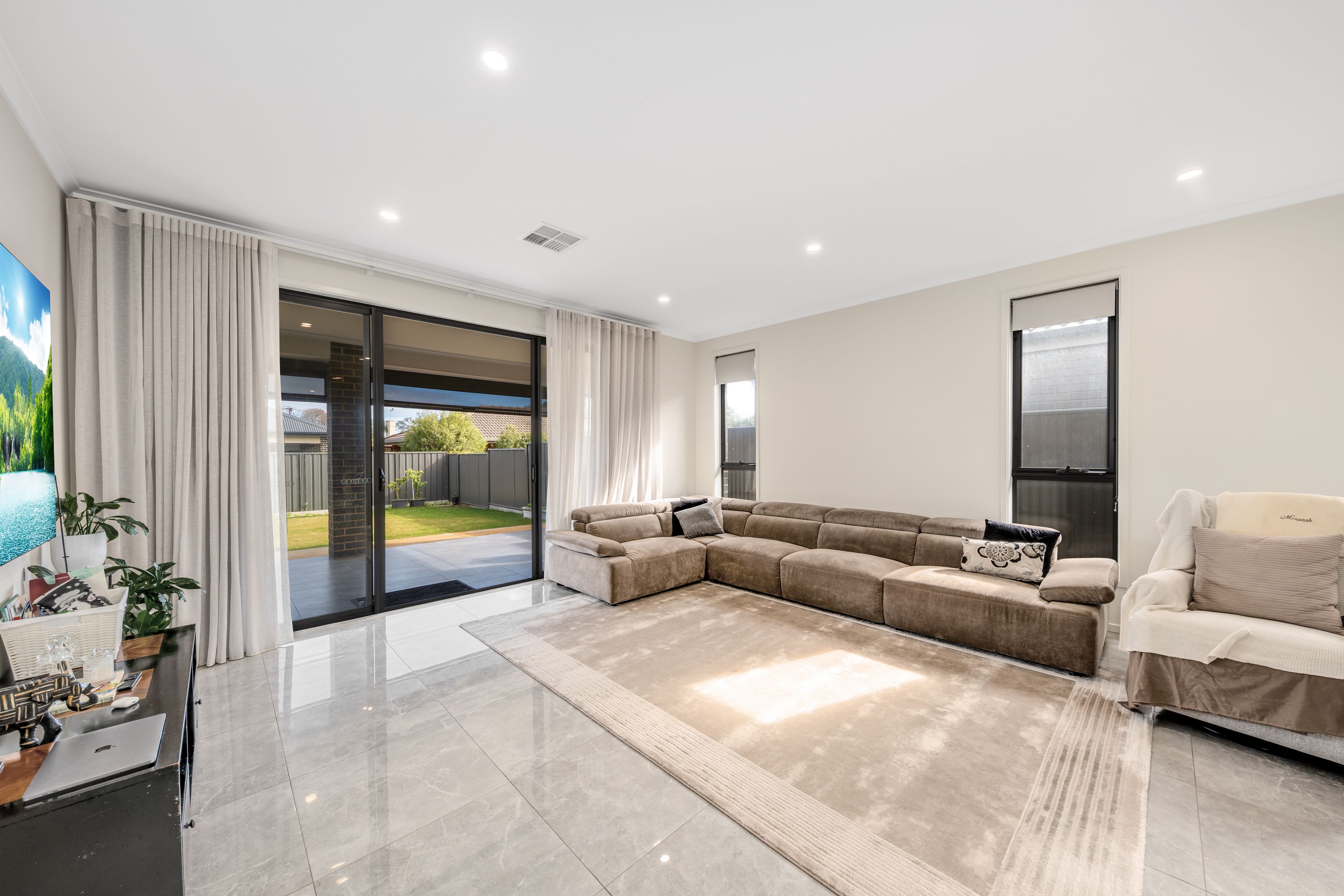 Sleek Modern Luxury — photo 9 of 23