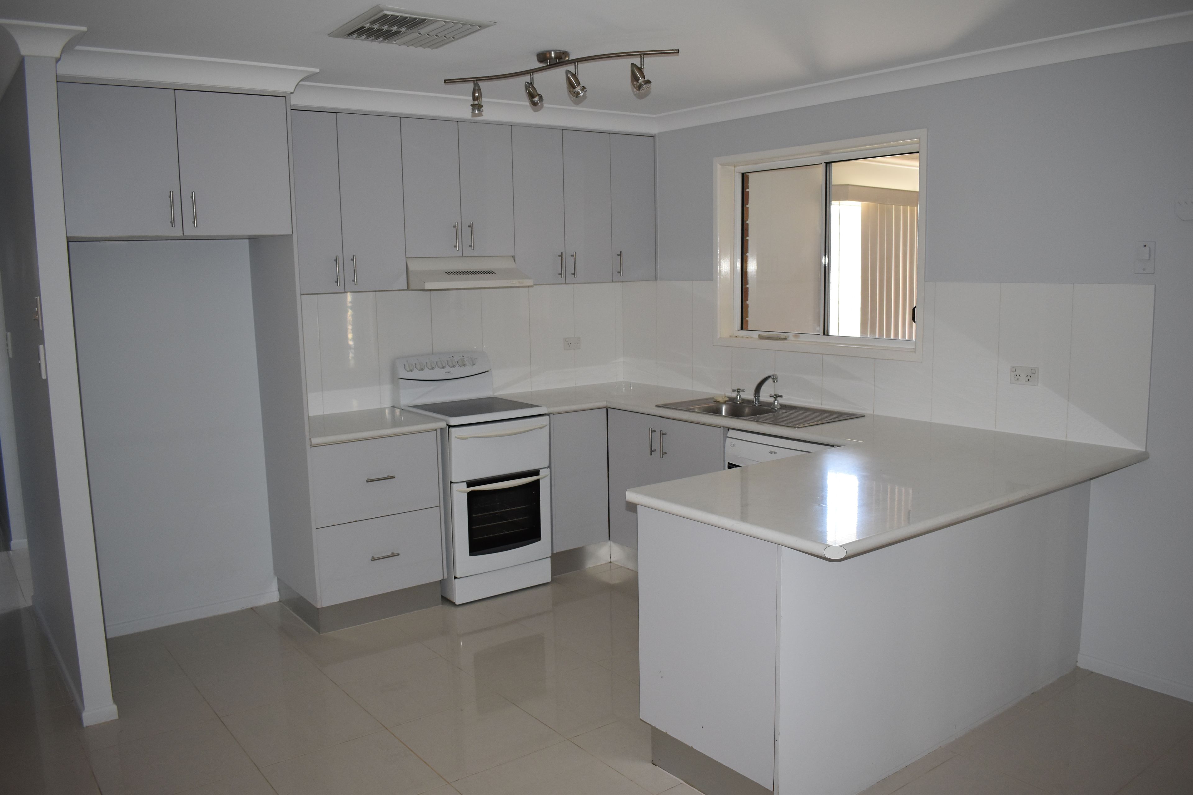 8 Crozier Crescent, Emerald, QLD 4720