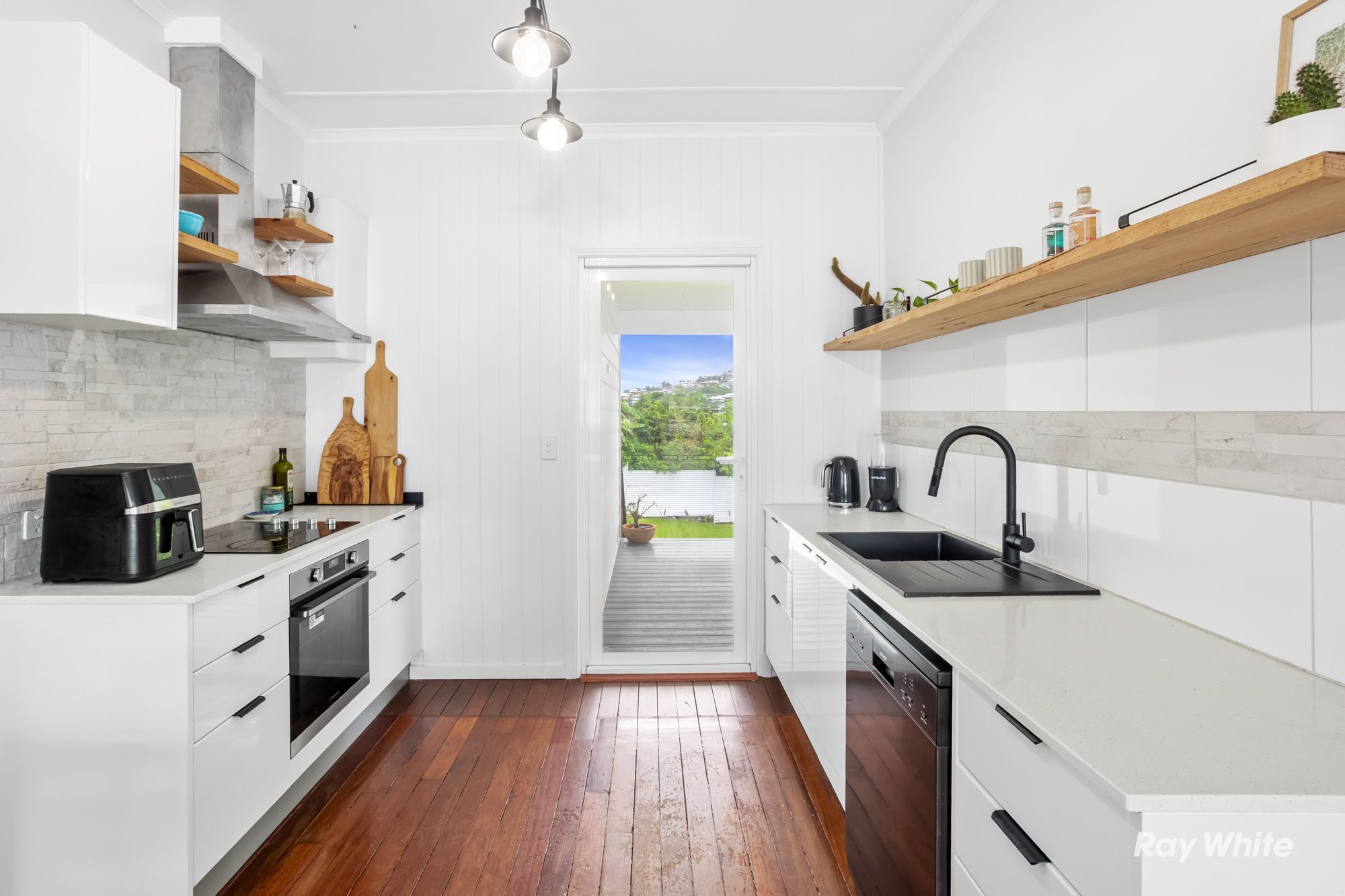 24 Matthew Flinders Drive, Cooee Bay, QLD 4703