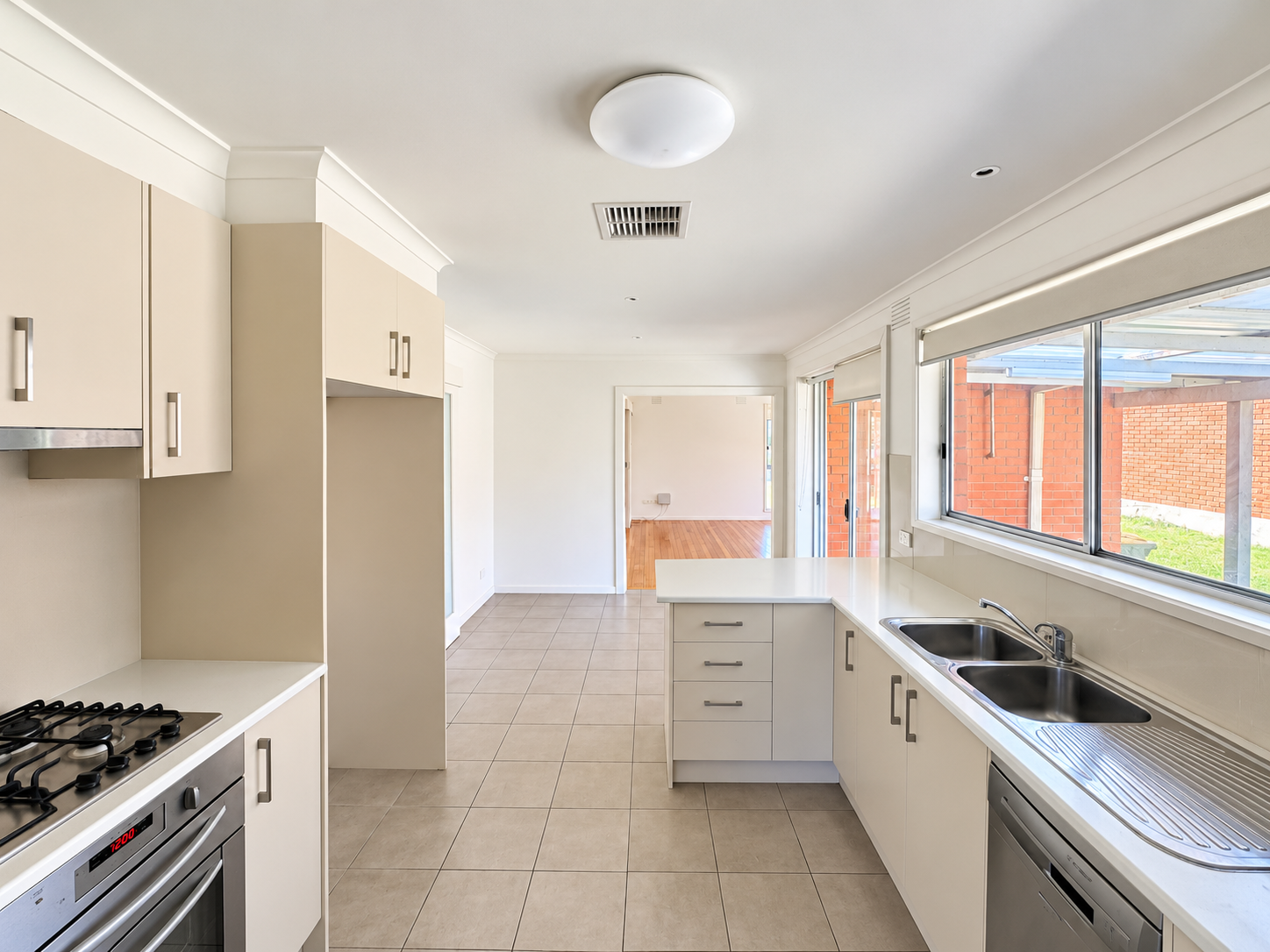 37 Roberts Avenue — photo 4 of 8