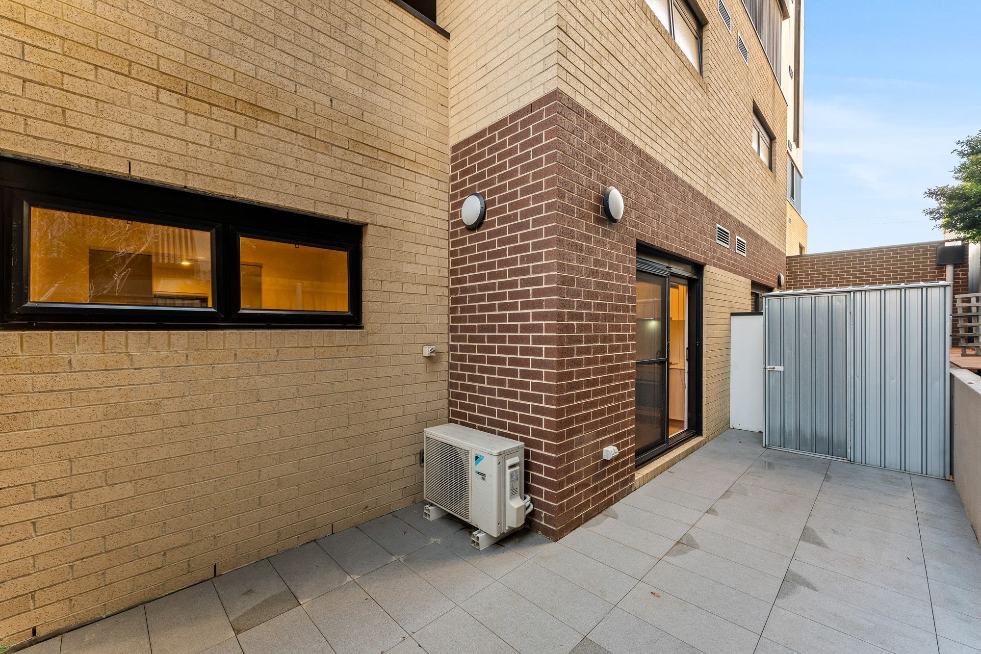 G03/19 Irving Avenue — photo 7 of 7