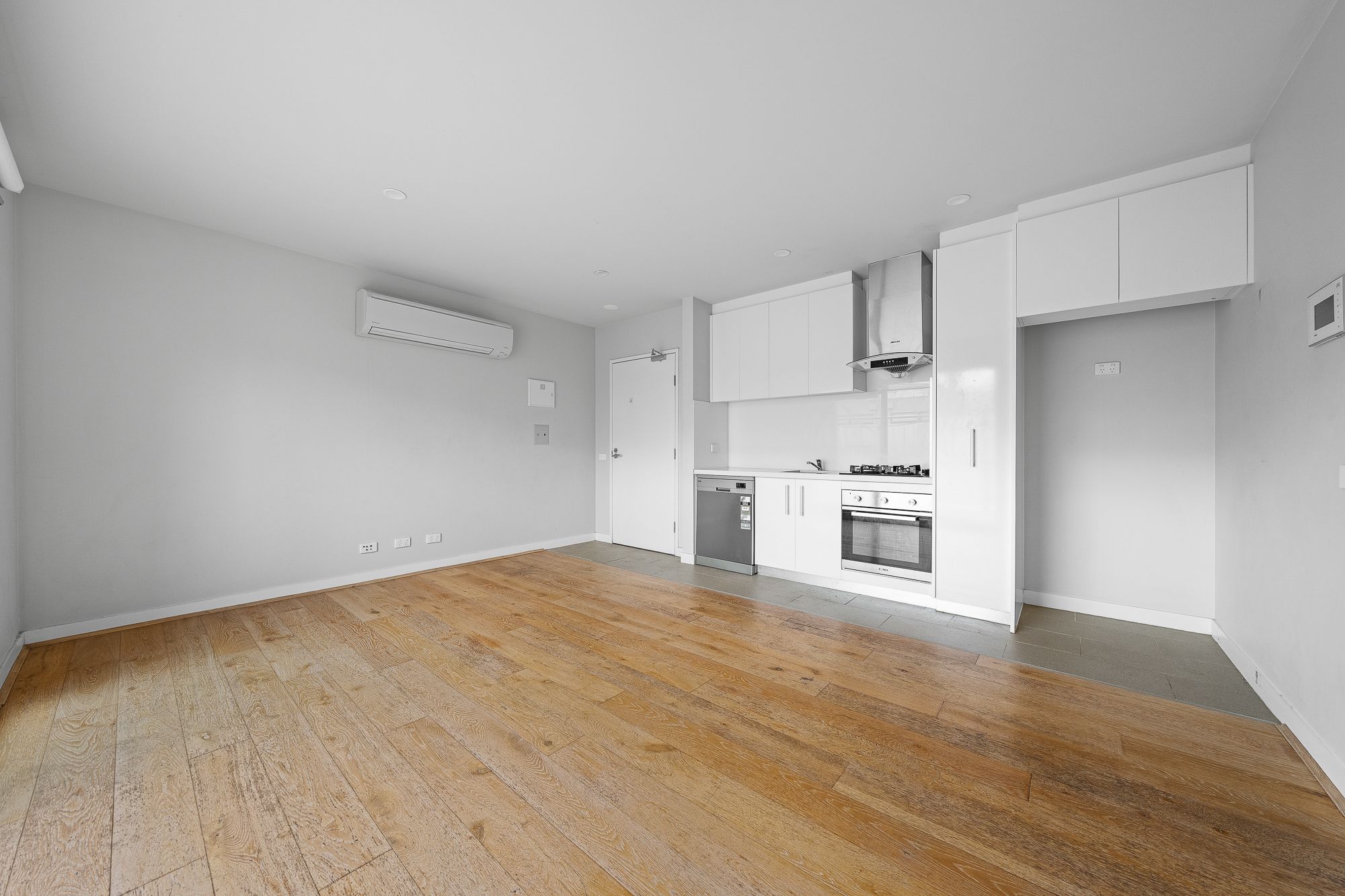 103/81 Thames Street — photo 3 of 14