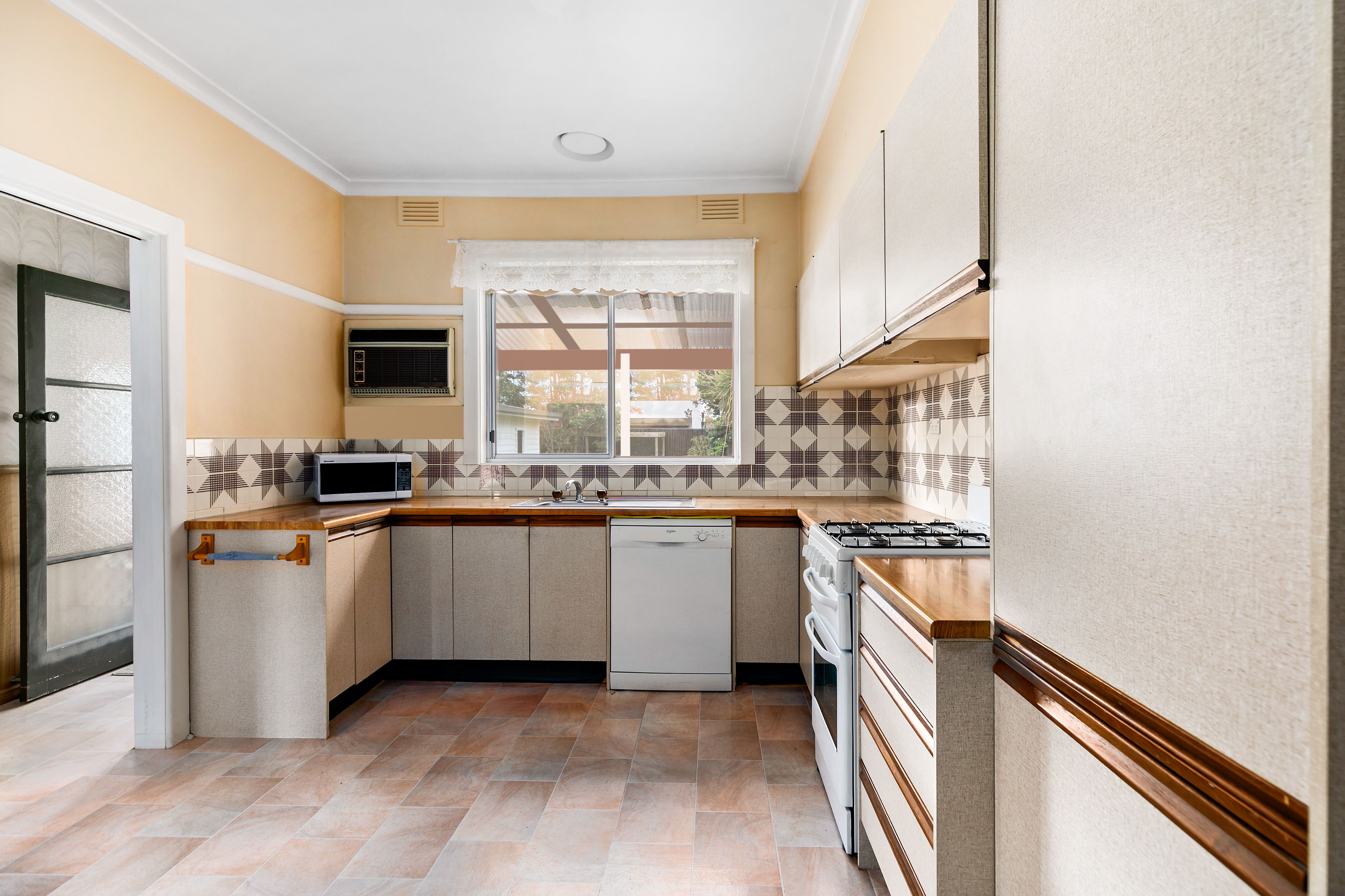 32 Warwick Road — photo 3 of 7