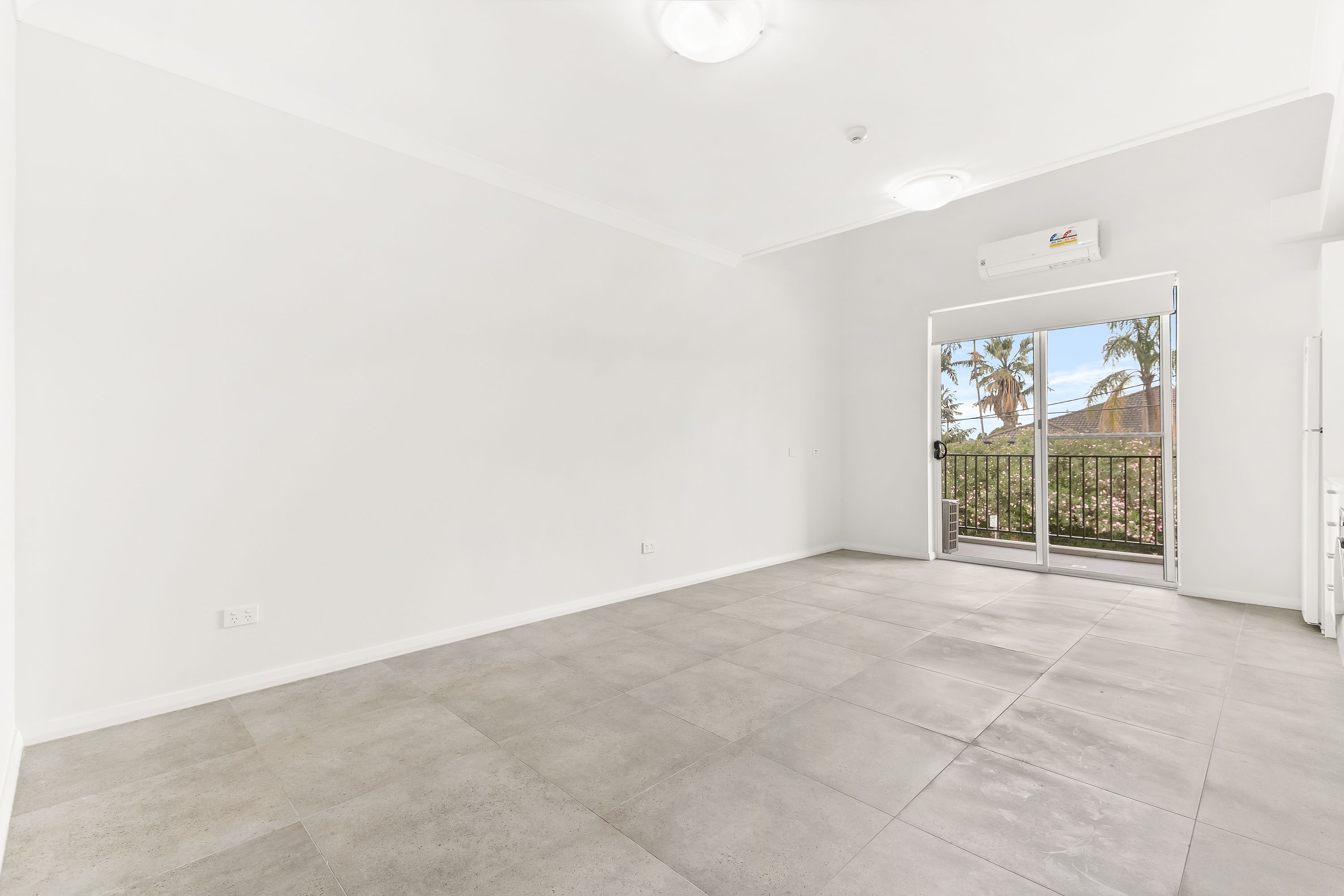 Unit/11a Moonbie Street — photo 5 of 10