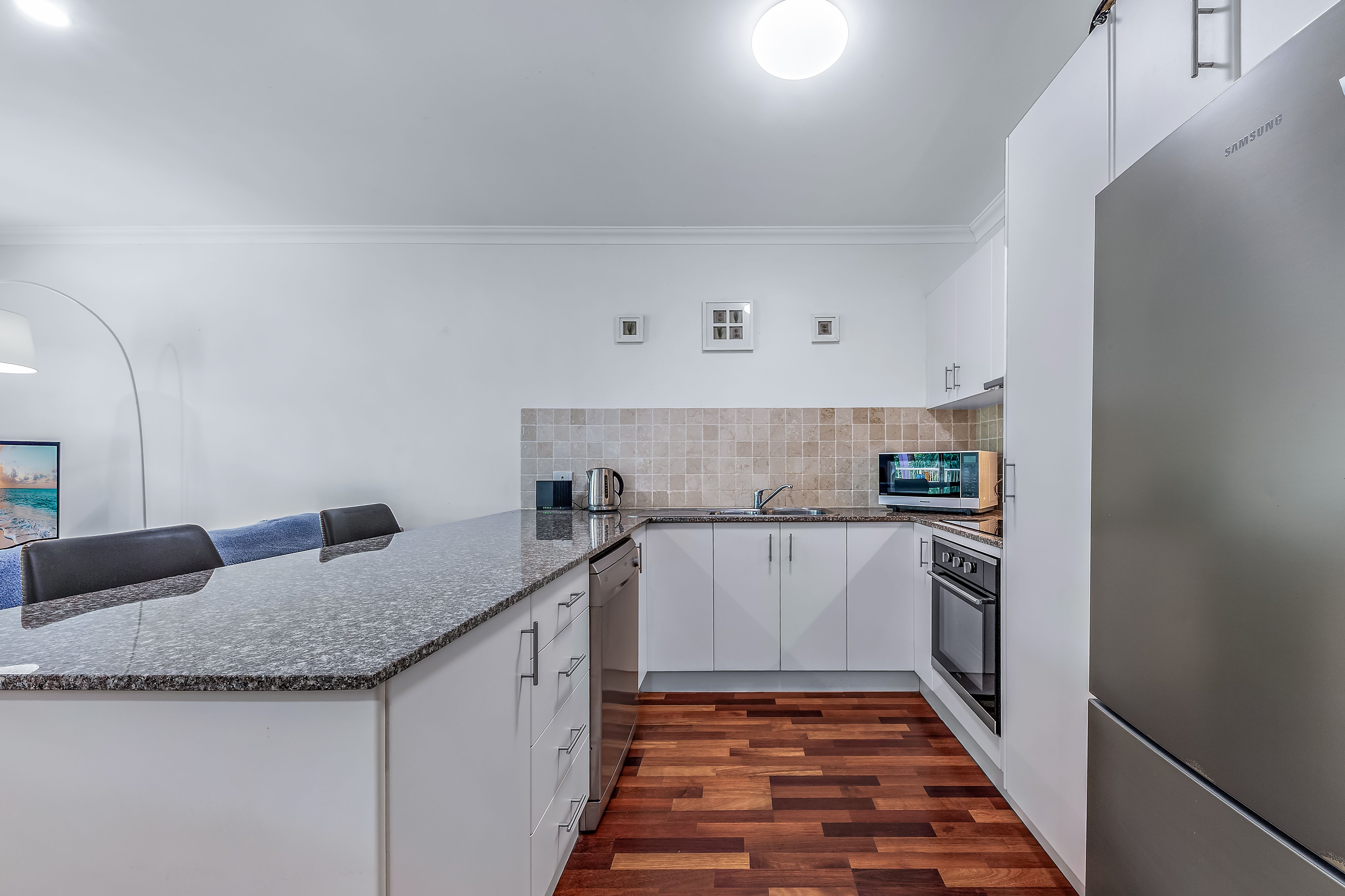 2/21 Shute Harbour Road — photo 8 of 20
