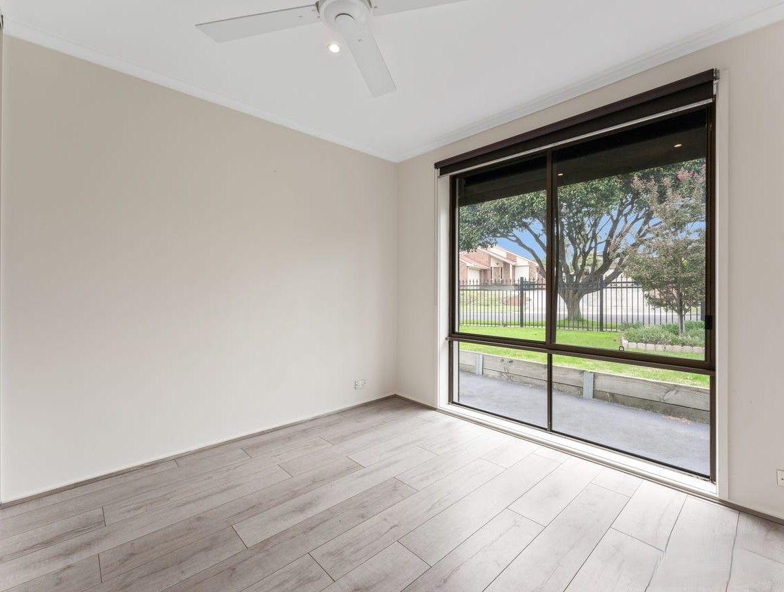 29 Luscombe Avenue — photo 6 of 9