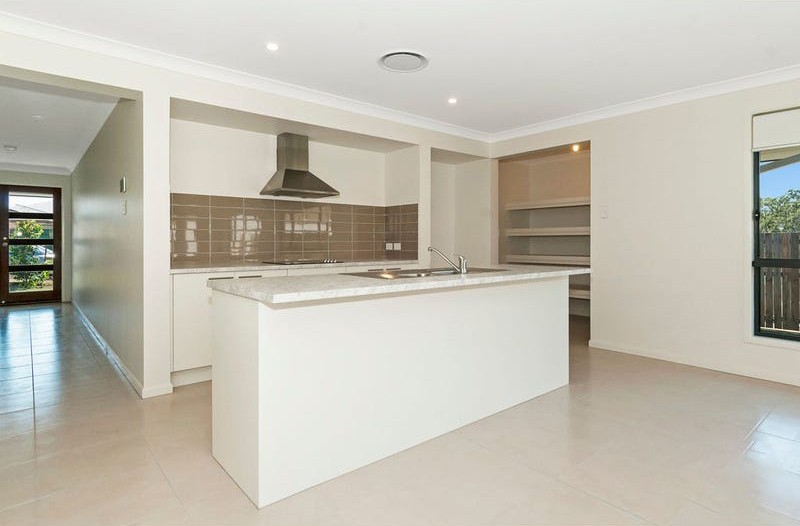 10 Naren Street, SPRING MOUNTAIN, QLD 4300