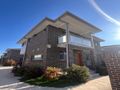 Modern and stylish townhouse with ducted air conditioning! - Oxley Park