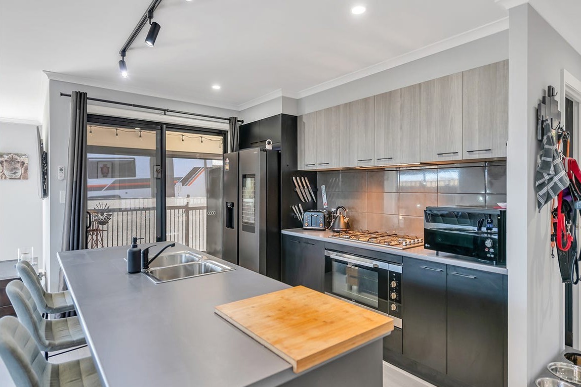 1 Avens Court, Seaford Heights, SA 5169