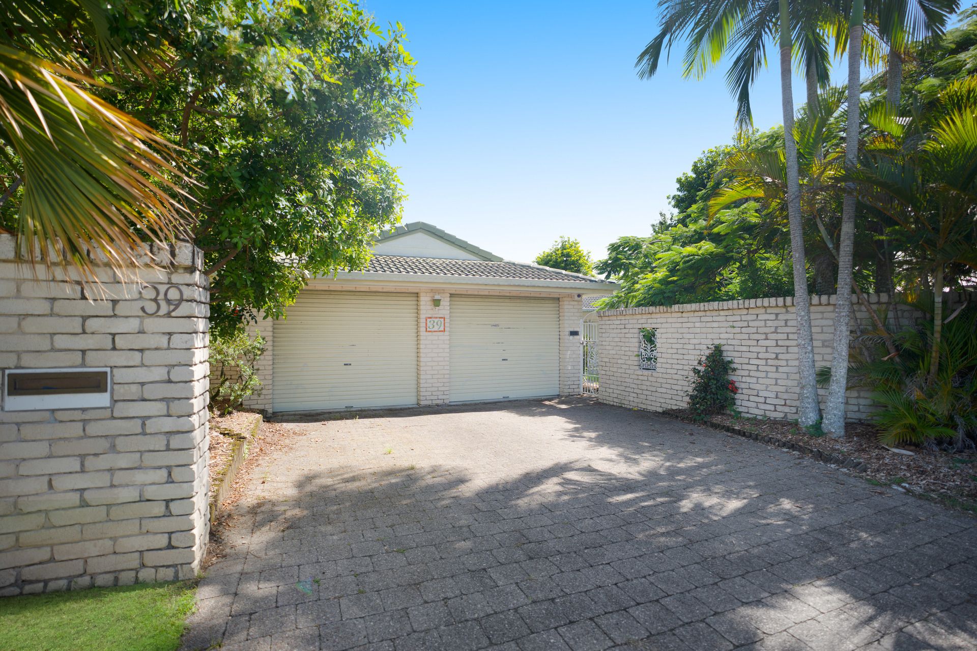 39 Dolphin Crescent — photo 2 of 8
