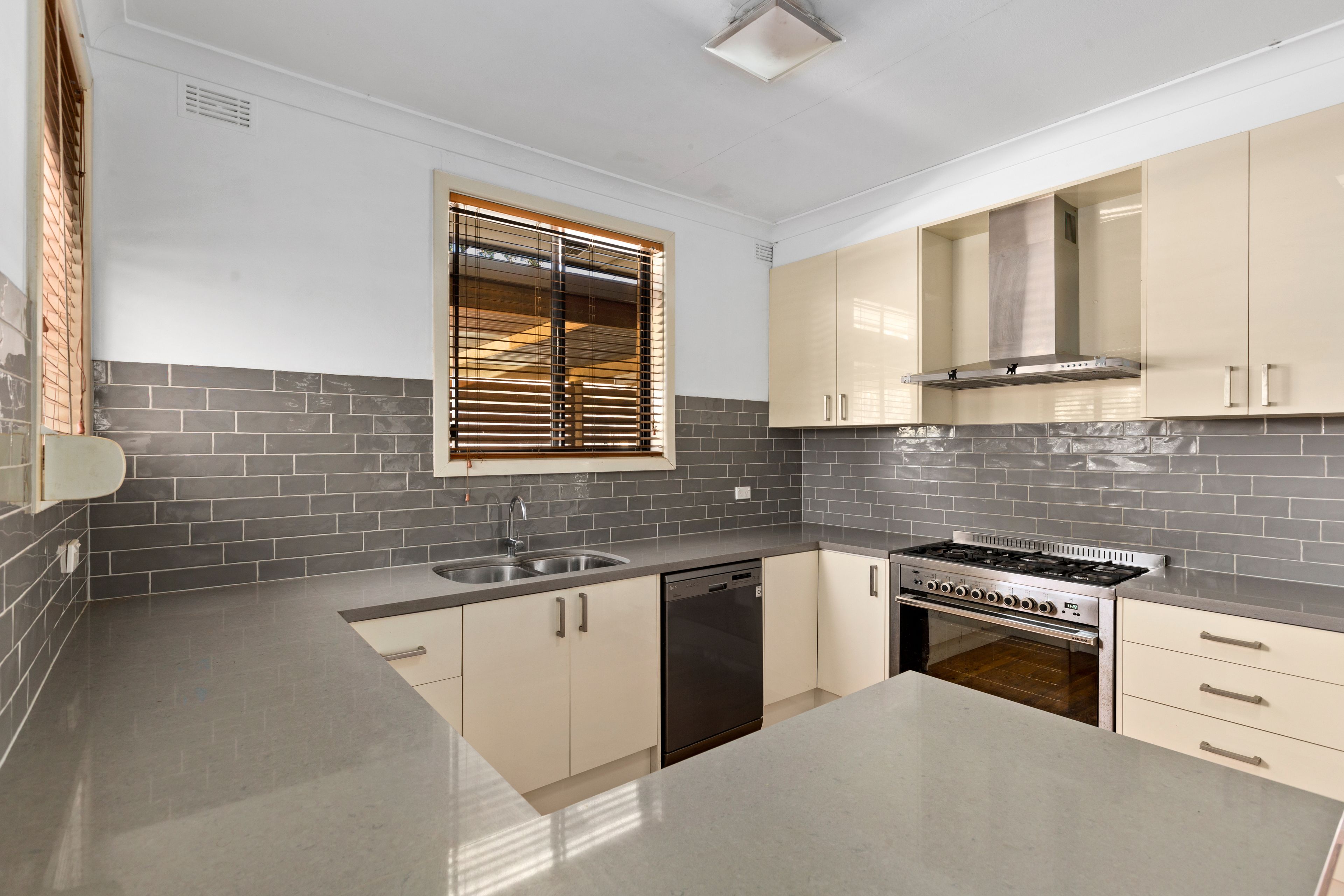 15 Melbourne Street, Oxley Park, NSW 2760