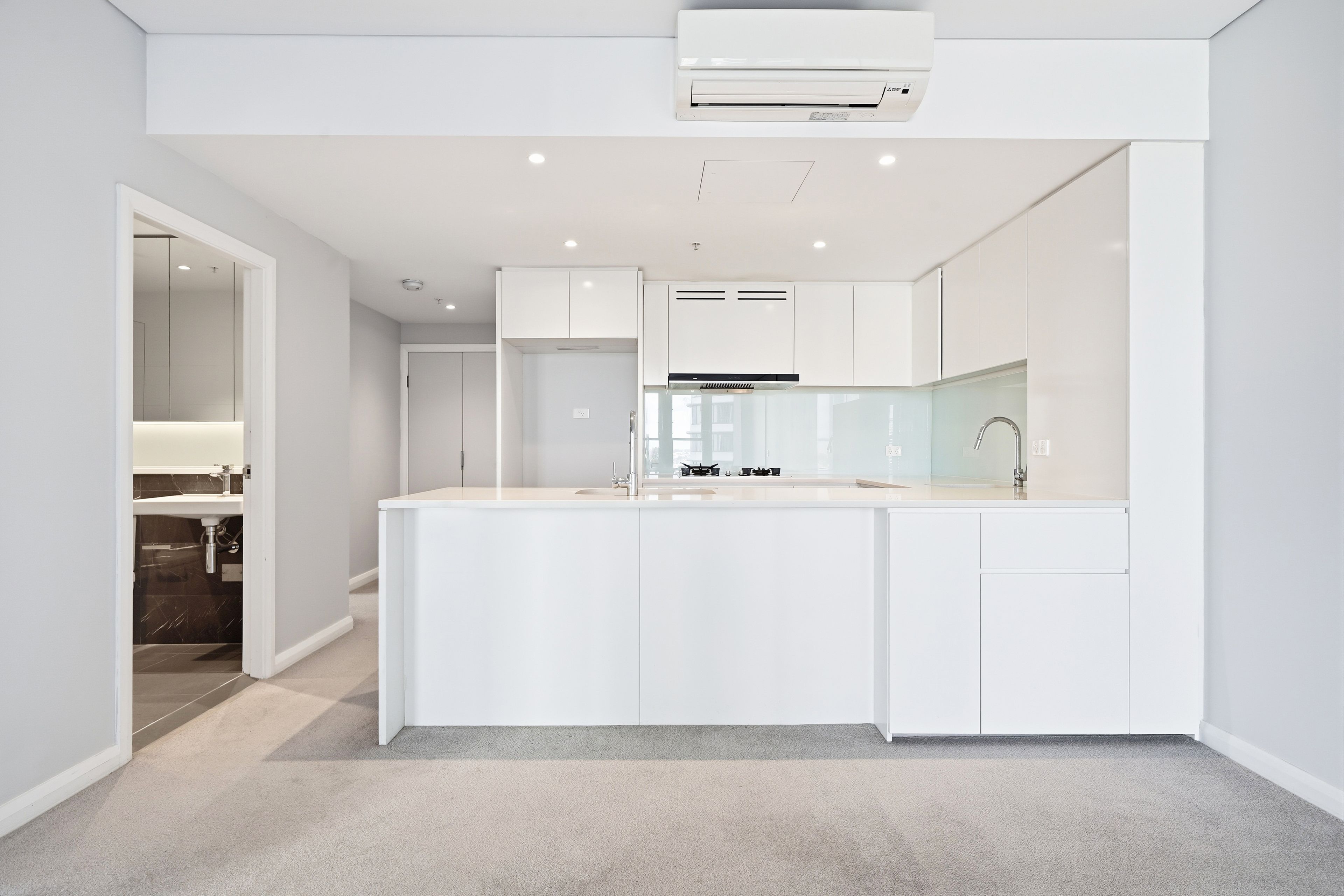 1407/2 Waterways Street — photo 3 of 12