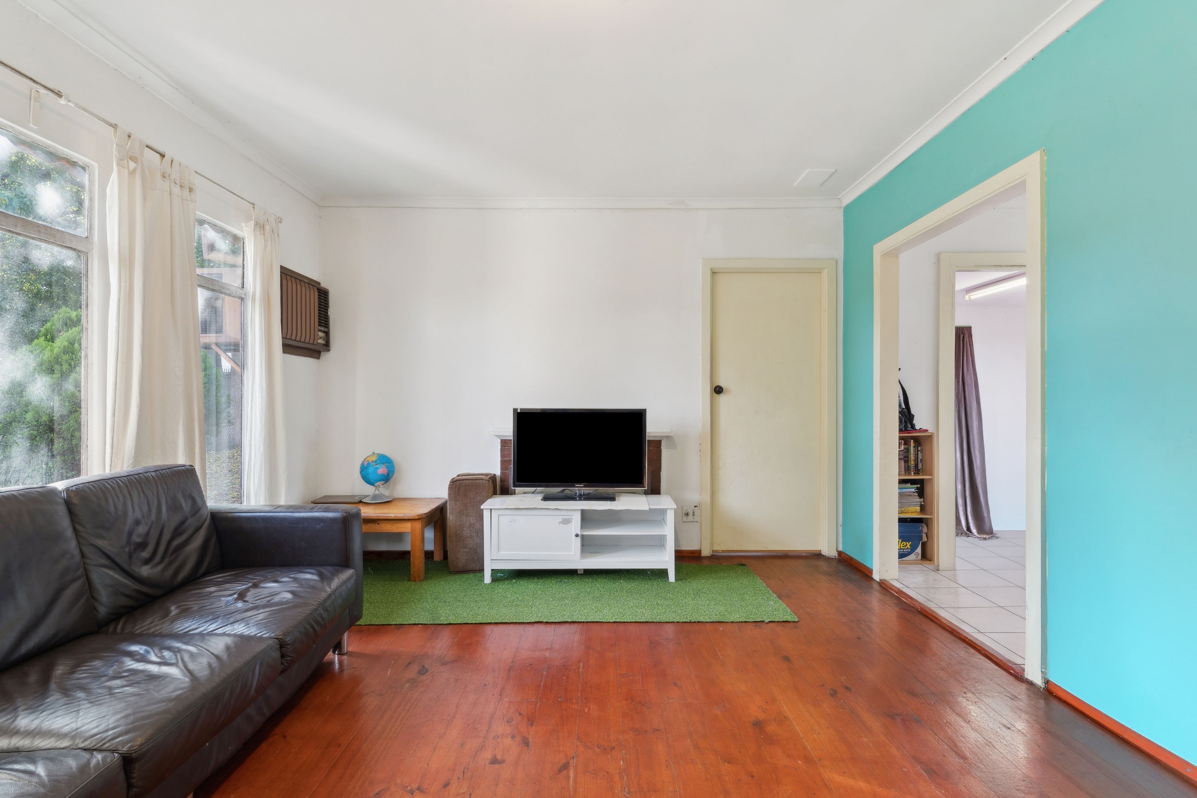16 Oulton Crescent — photo 3 of 12