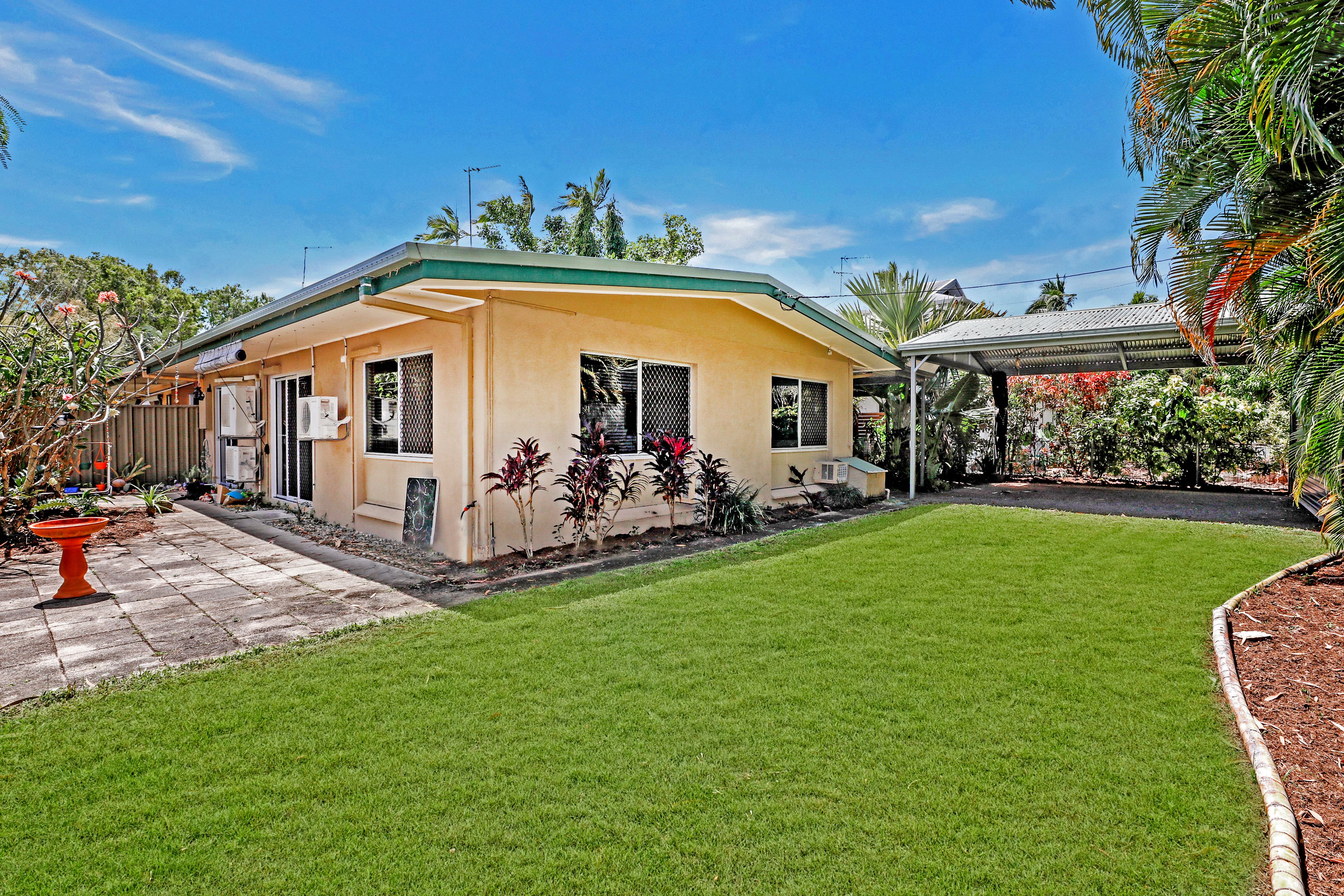 2 Granadilla Street, Holloways Beach QLD 4878