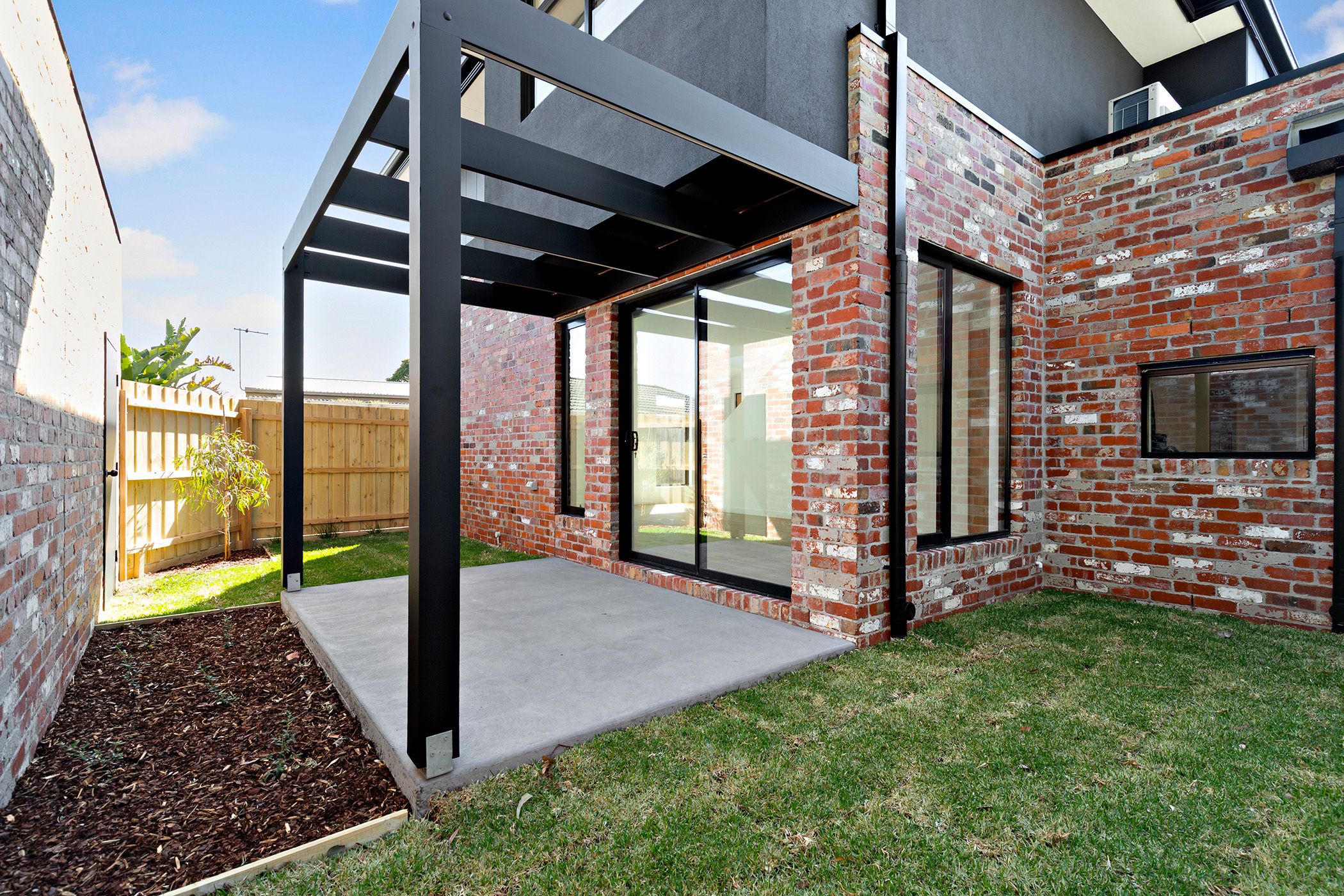 2/7 Helvetia Court — photo 6 of 8
