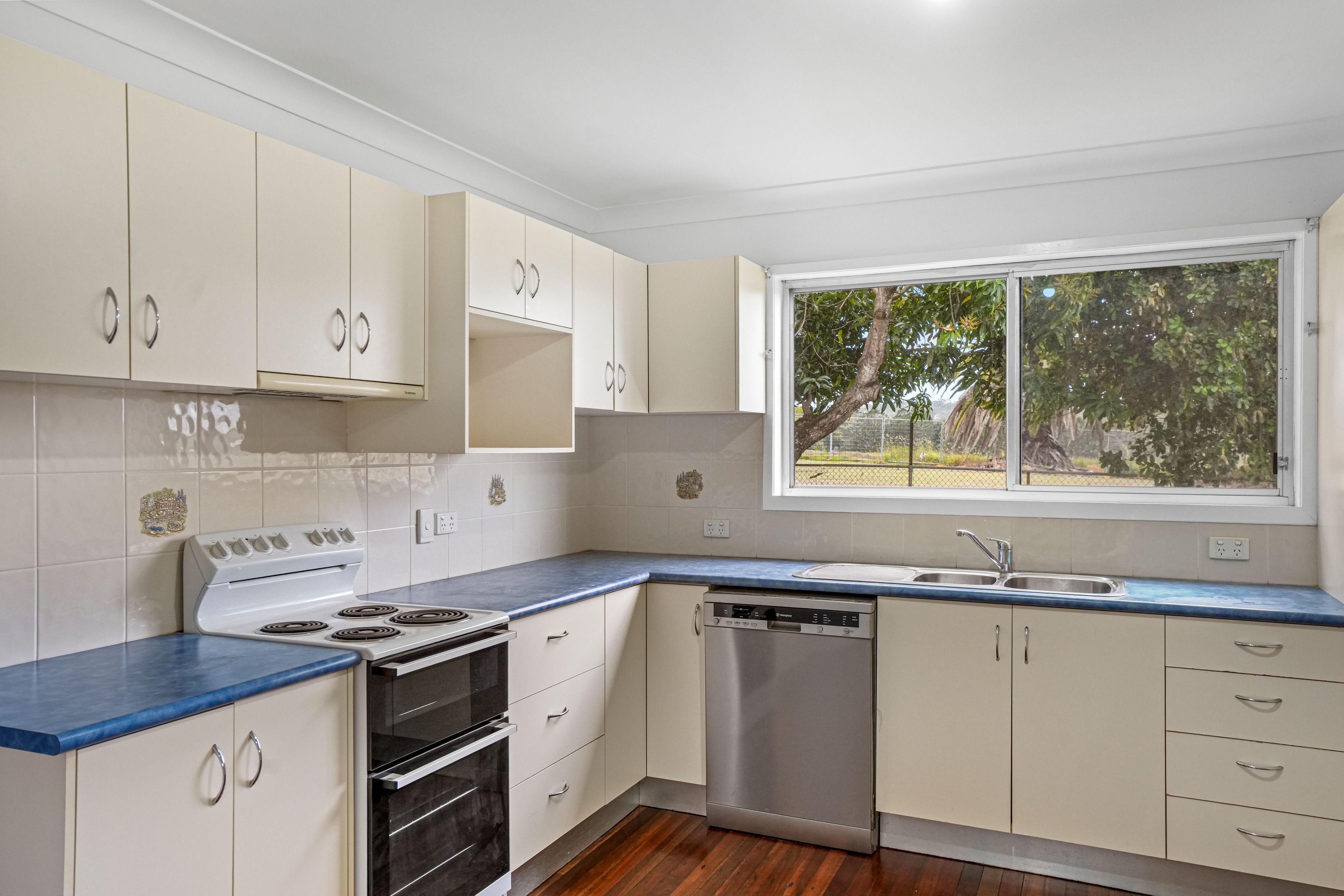 9 Laura Court — photo 4 of 18