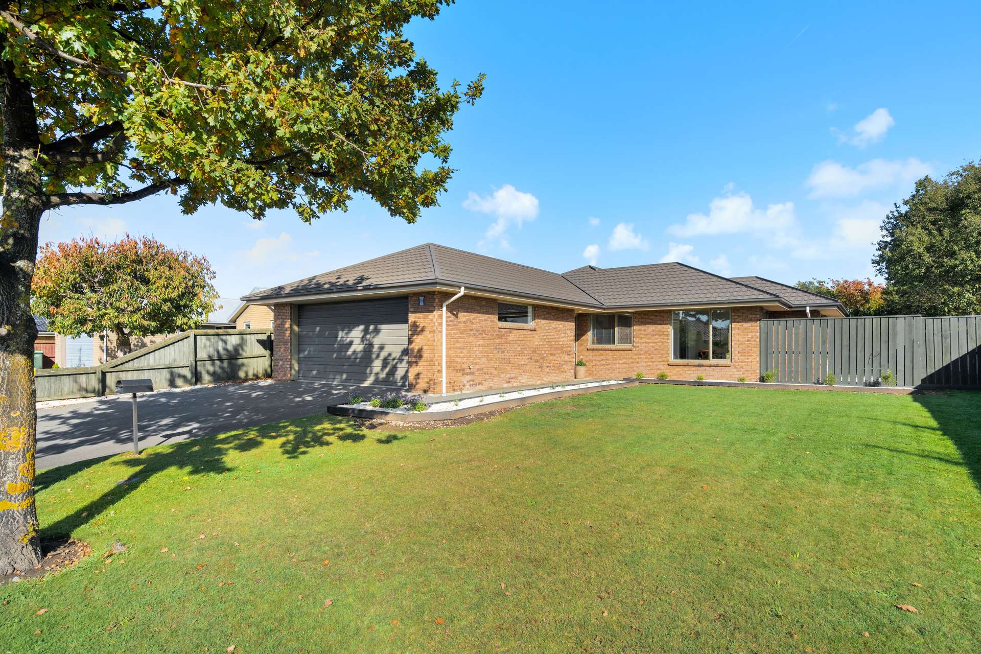 23 Overbury Crescent photo 0