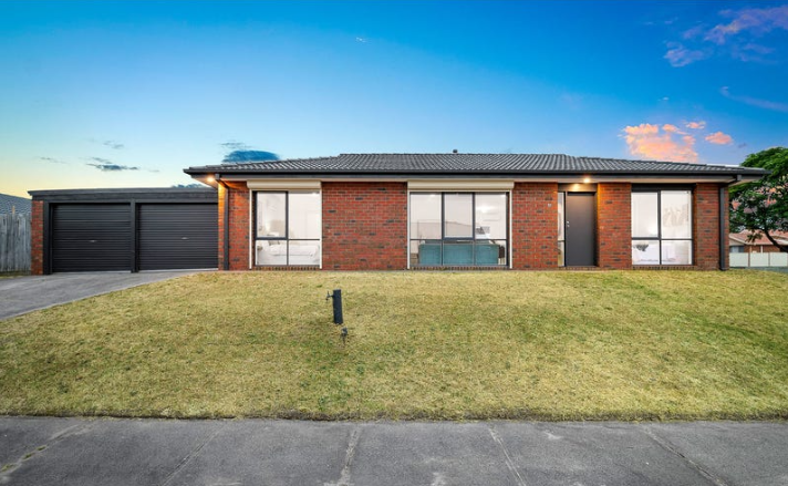 17 Hamilton Drive, Cranbourne North VIC 3977